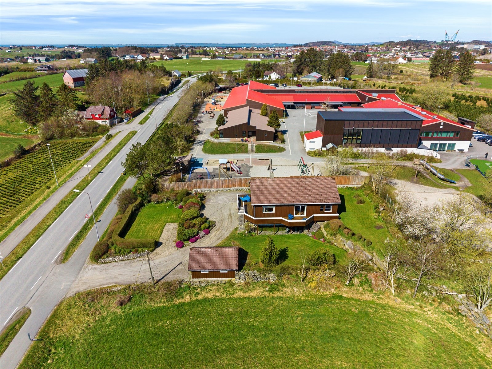 Beliggenheten er ideell for en aktiv familie, med skoler, barnehager og idrettsanlegg i nærheten. Galleribilde