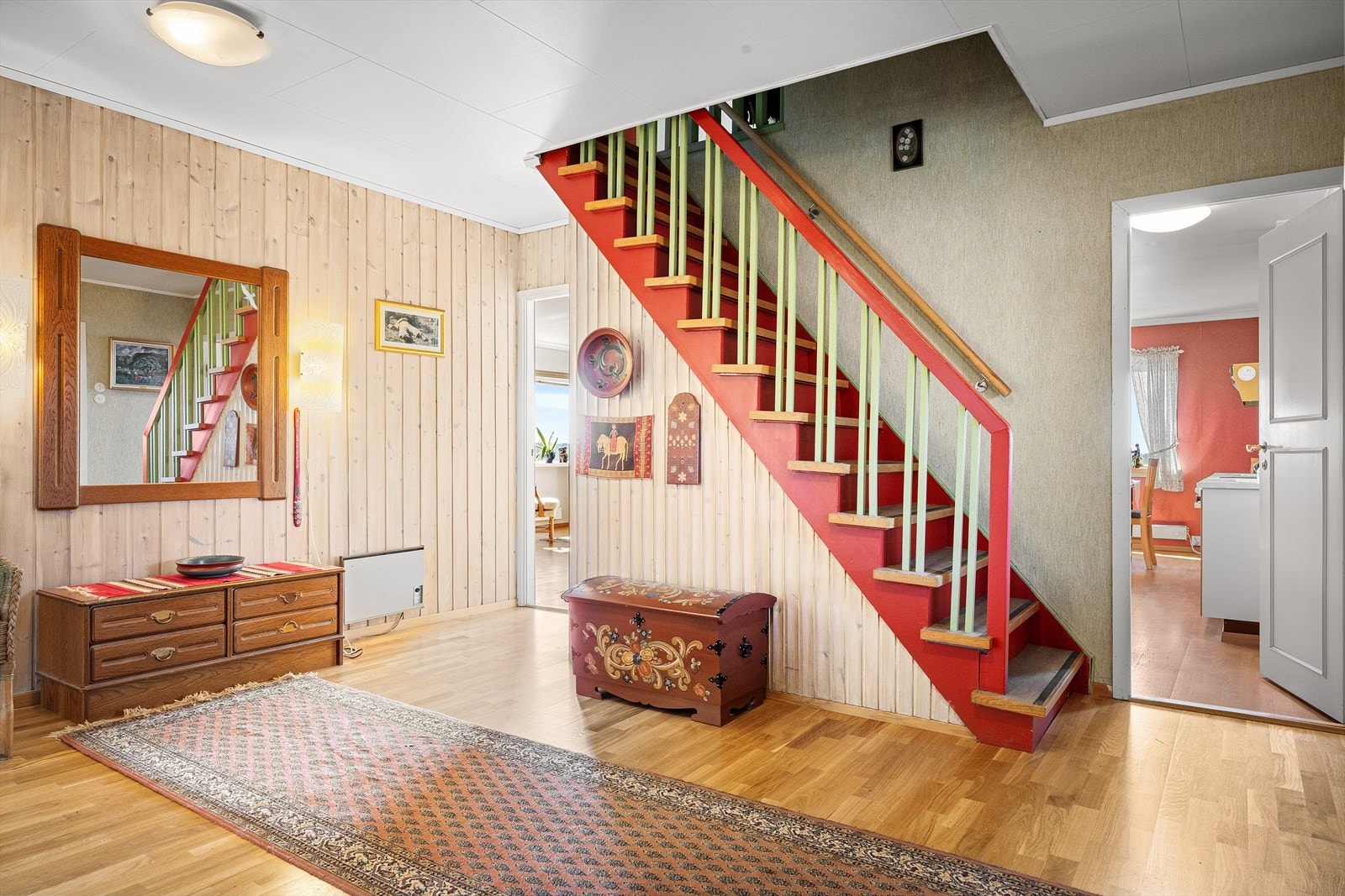 Gangen i første etasje fungerer som et knutepunkt mellom etasjene og de ulike rommene. Galleribilde