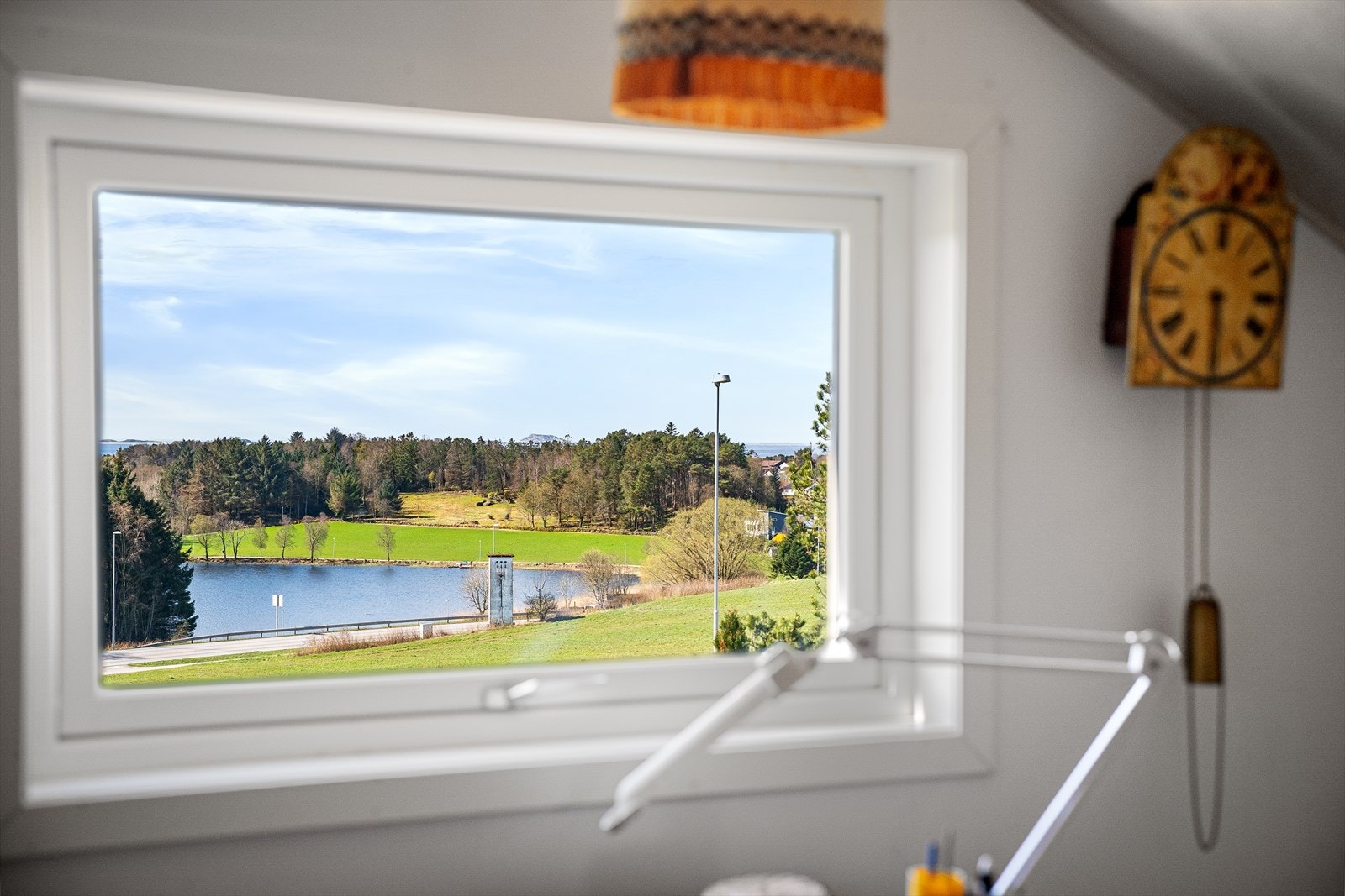 Også fra loftet kan man nyte den fine utsikten over Hålandvannet. Galleribilde