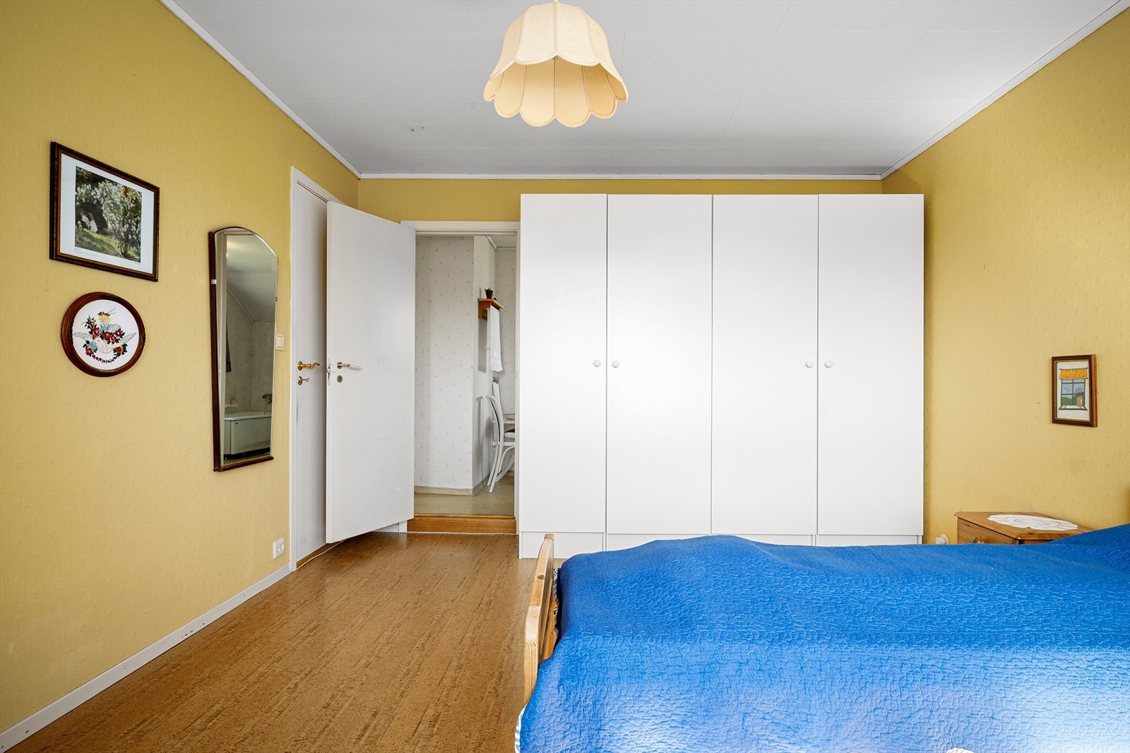 Rommet har god plass til både seng og garderobeløsninger. Galleribilde