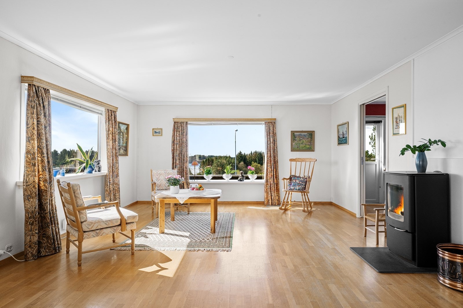 Stuen er romslig og har plass til flere sittegrupper, noe som gir fleksible møbleringsmuligheter. Galleribilde