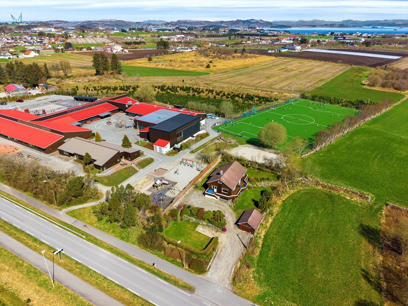 Boligen har en unik beliggenhet, omkranset av grønne jorder og med skolen som nærmeste nabo. Galleribilde