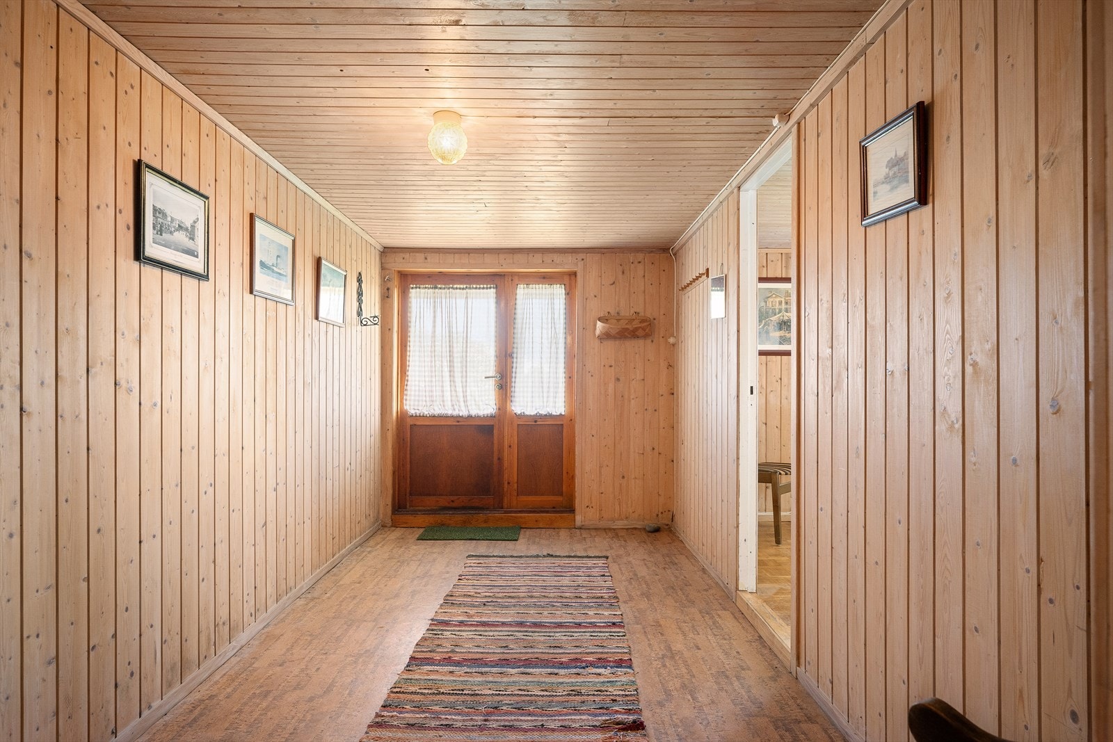 Fra entreen er det tilgang til resten av boligens første etasje. Galleribilde