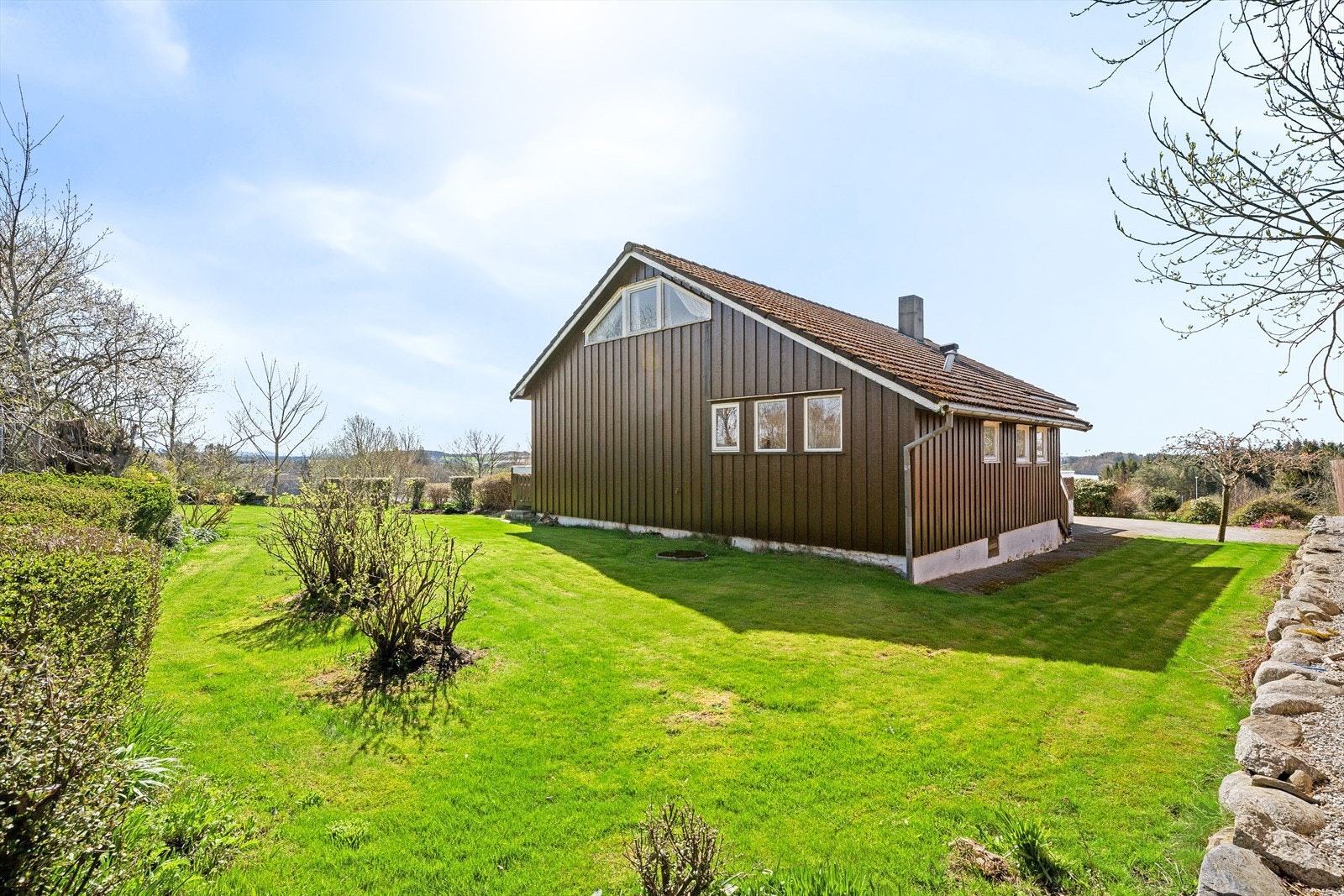 Boligen har en stående kledning og tak tekket med betongstein fra 1985. Galleribilde