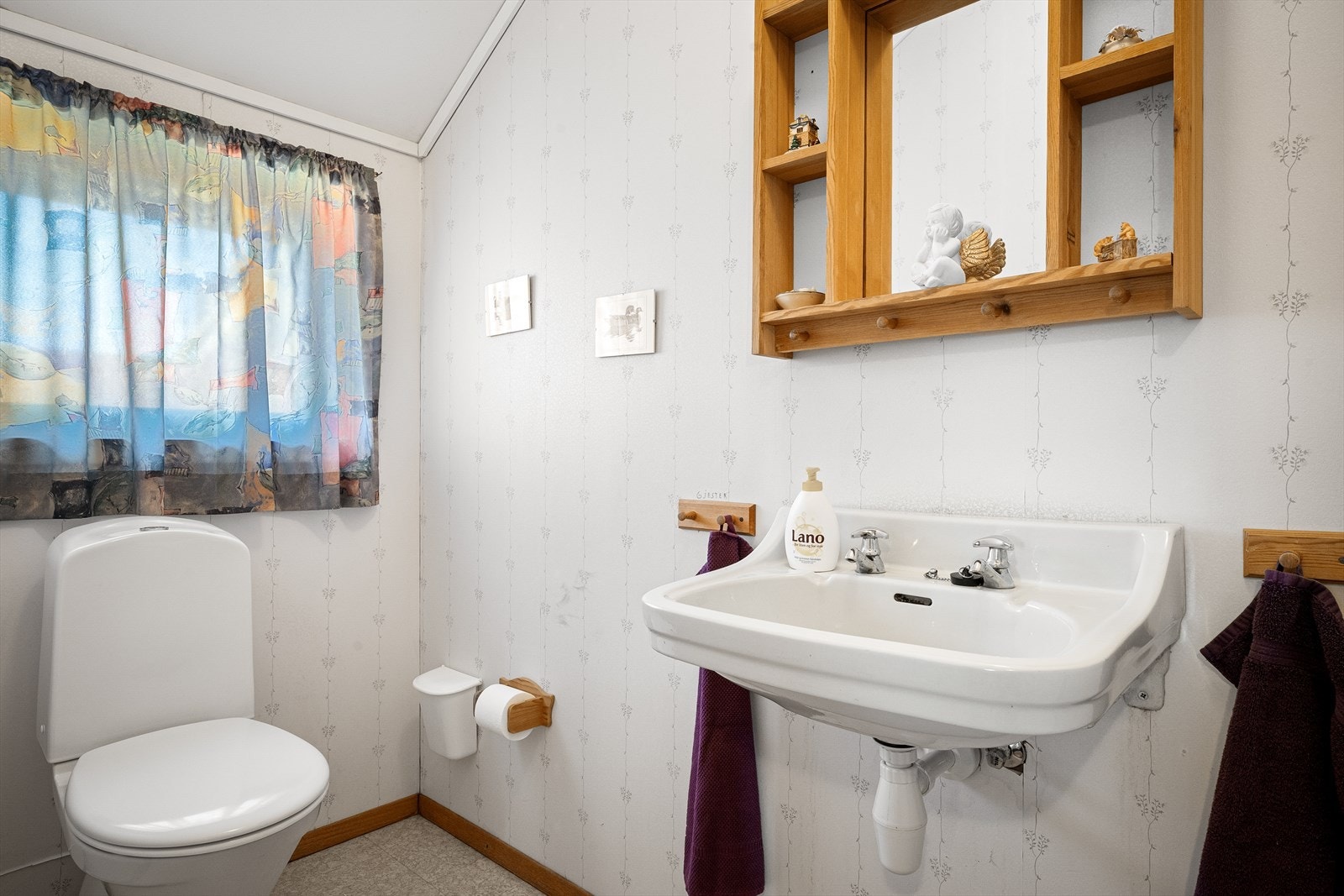 Toalettrom i første etasje. Galleribilde