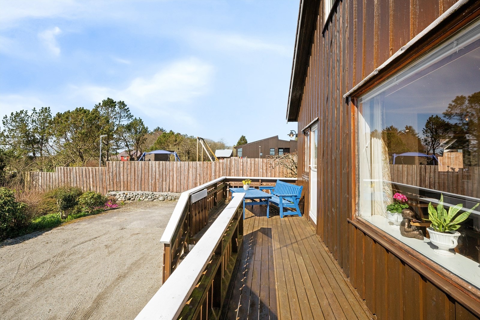 En mindre terrasseplatting ved inngangspartiet gir en fin uteplass. Galleribilde