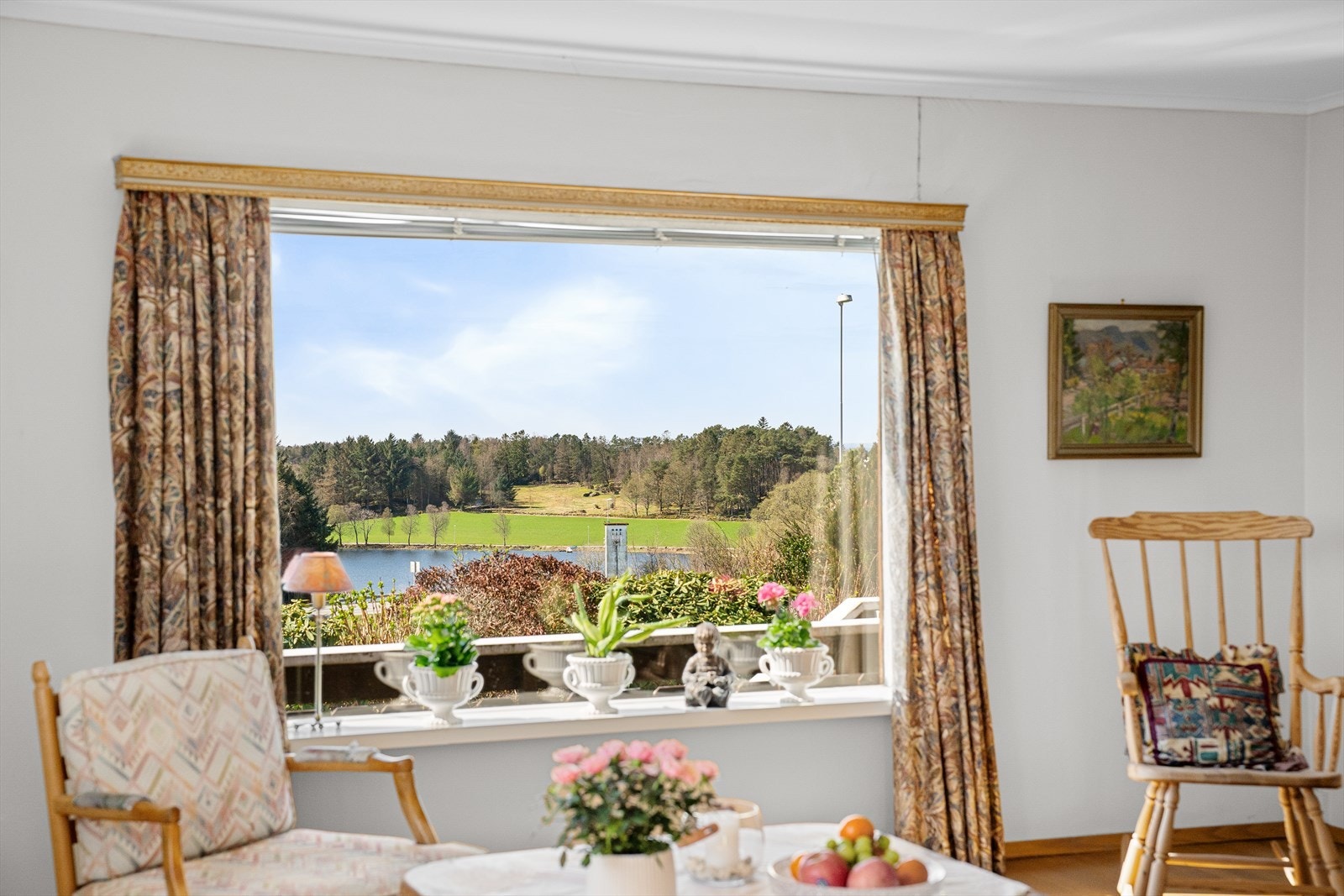 Fra stuevinduet har man en nydelig utsikt over det omkringliggende landskapet og Hålandvannet. Galleribilde