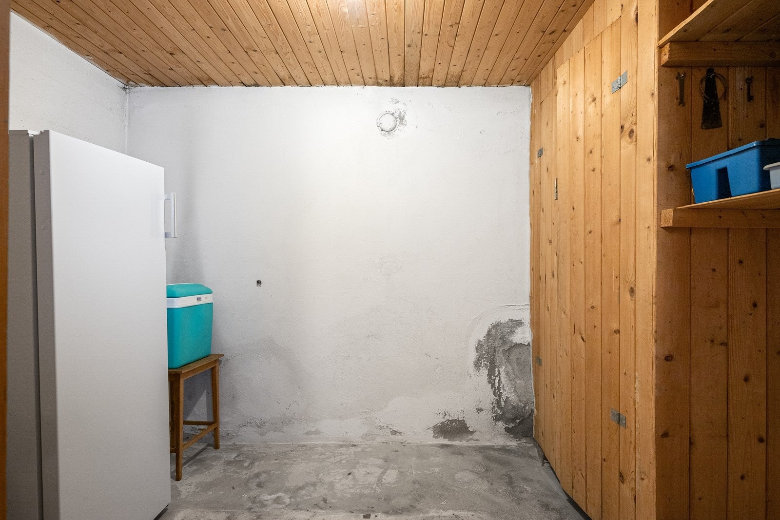 Kjelleren har også en romslig bod for ekstra lagringsplass. Galleribilde