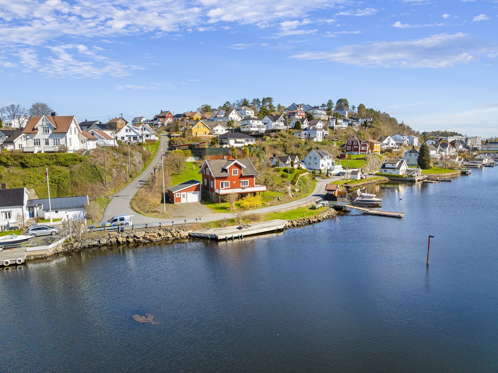 Området rundt boligen er preget av en blanding av bolig- og fritidseiendommer. Galleribilde