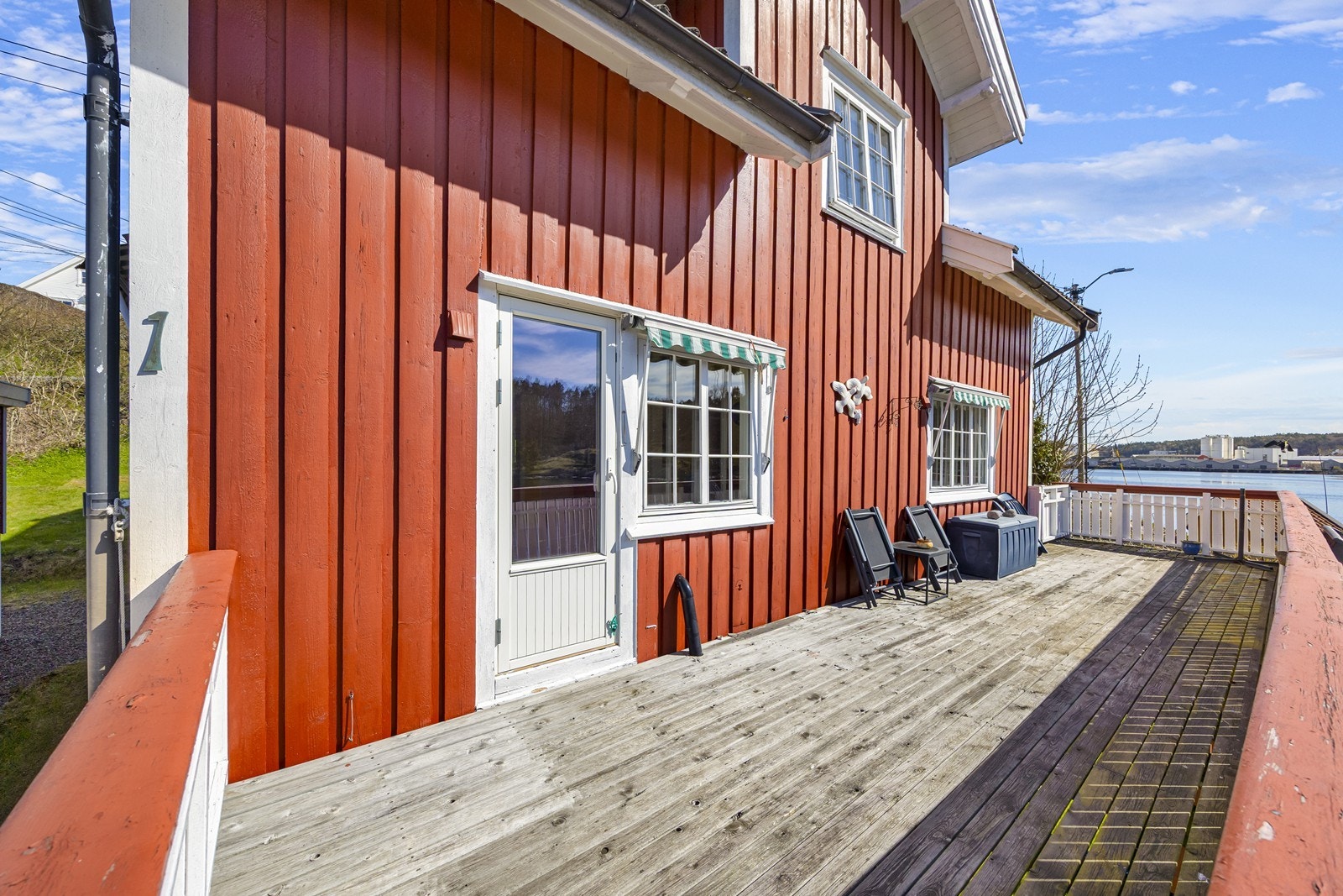 Fra terrassen kan man nyte direkte adkomst til boligens oppholdsrom. Galleribilde
