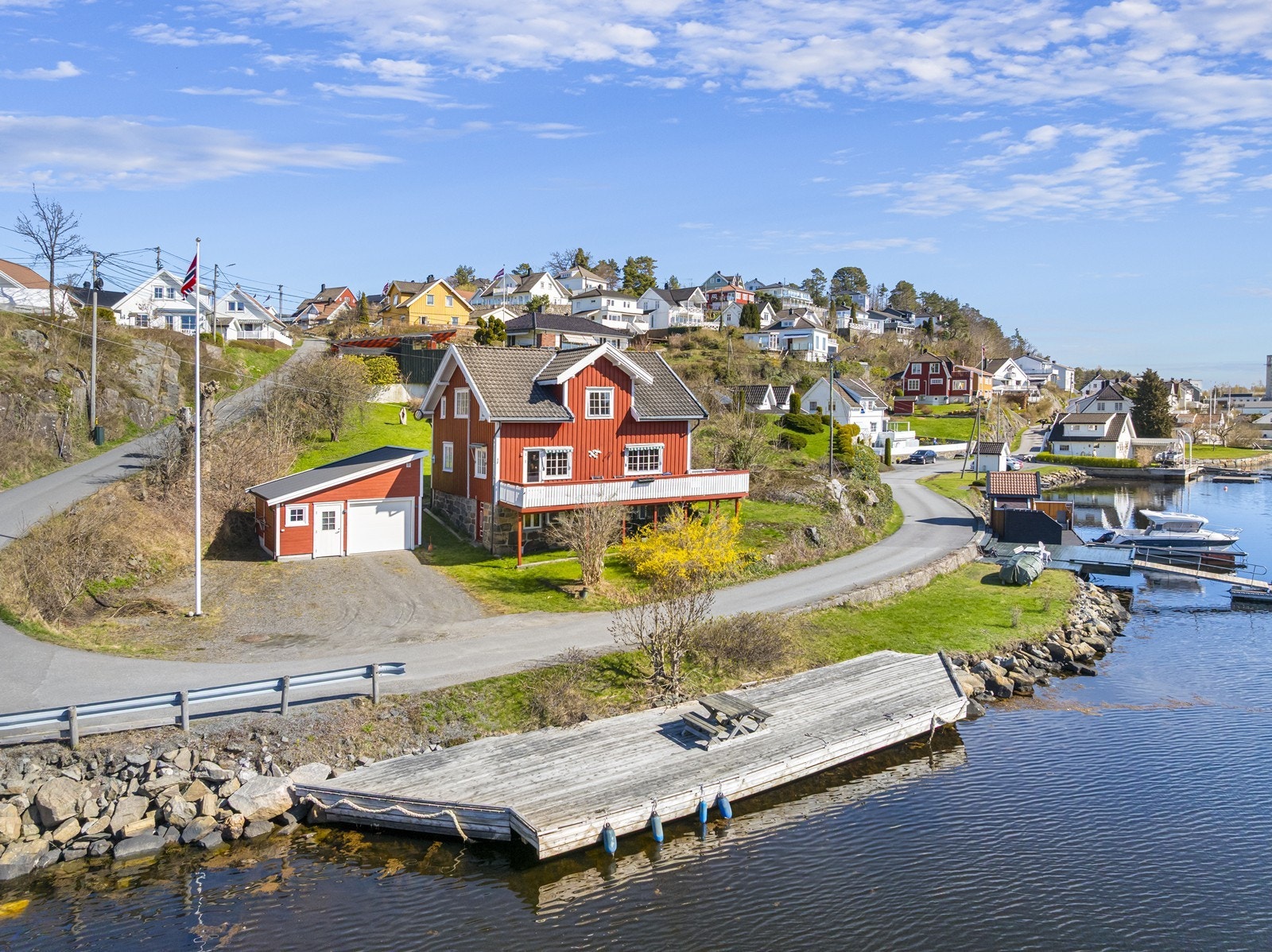 Velkommen til Nils Hjelmtveitsvei 1 - En sjarmerende eiendom med strandlinje, egen dypvannsbrygge, tomt på rett i overkant av 2 mål, garasje m.m. Nydelig utsikt mot Frisøya hvor det er yrende båtliv sommerstid. Fotograf: Hallvard Rimereit Galleribilde