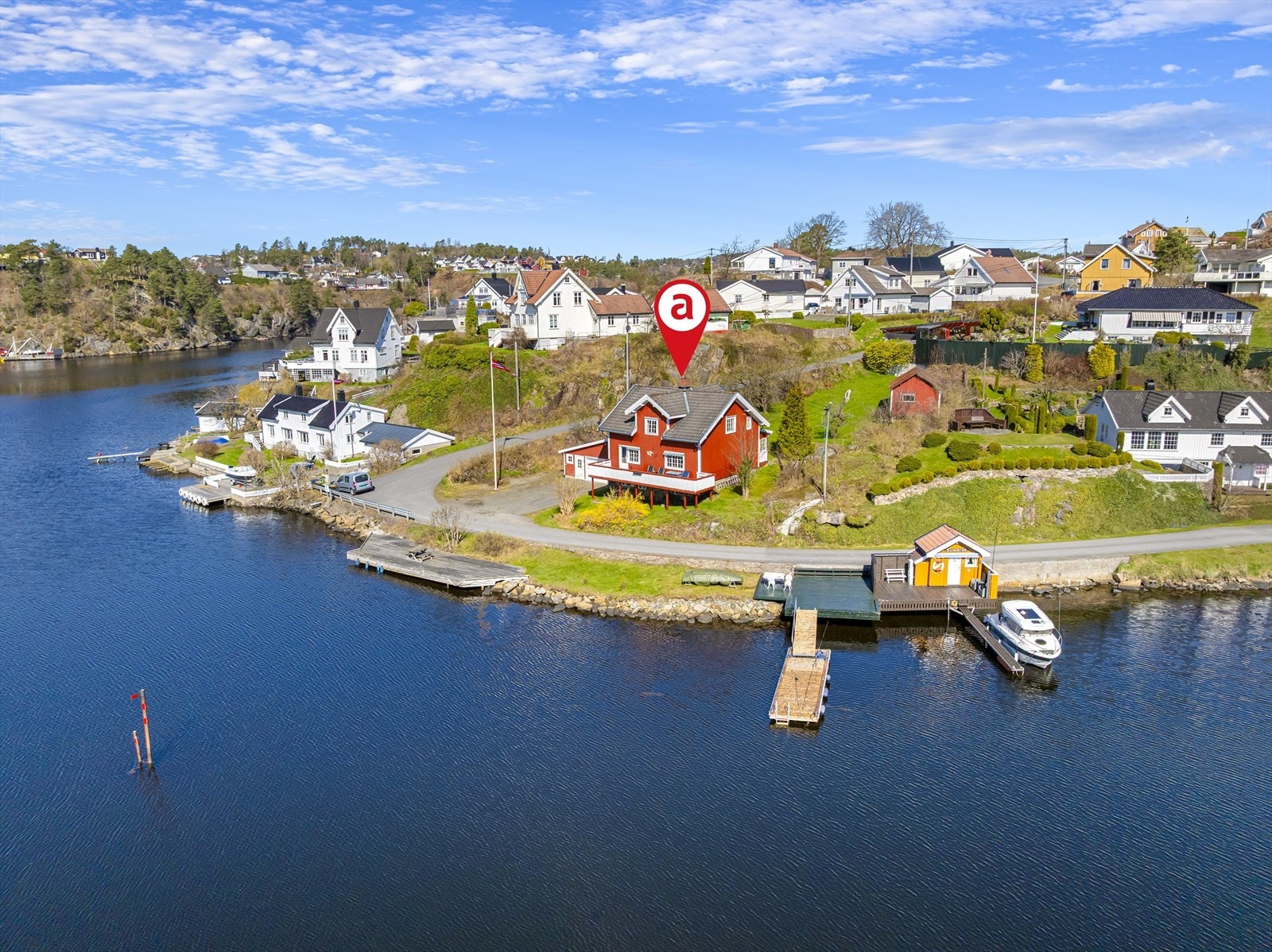 Eiendommen er plassert i et sjarmerende og rolig område med nærhet til natur. Galleribilde
