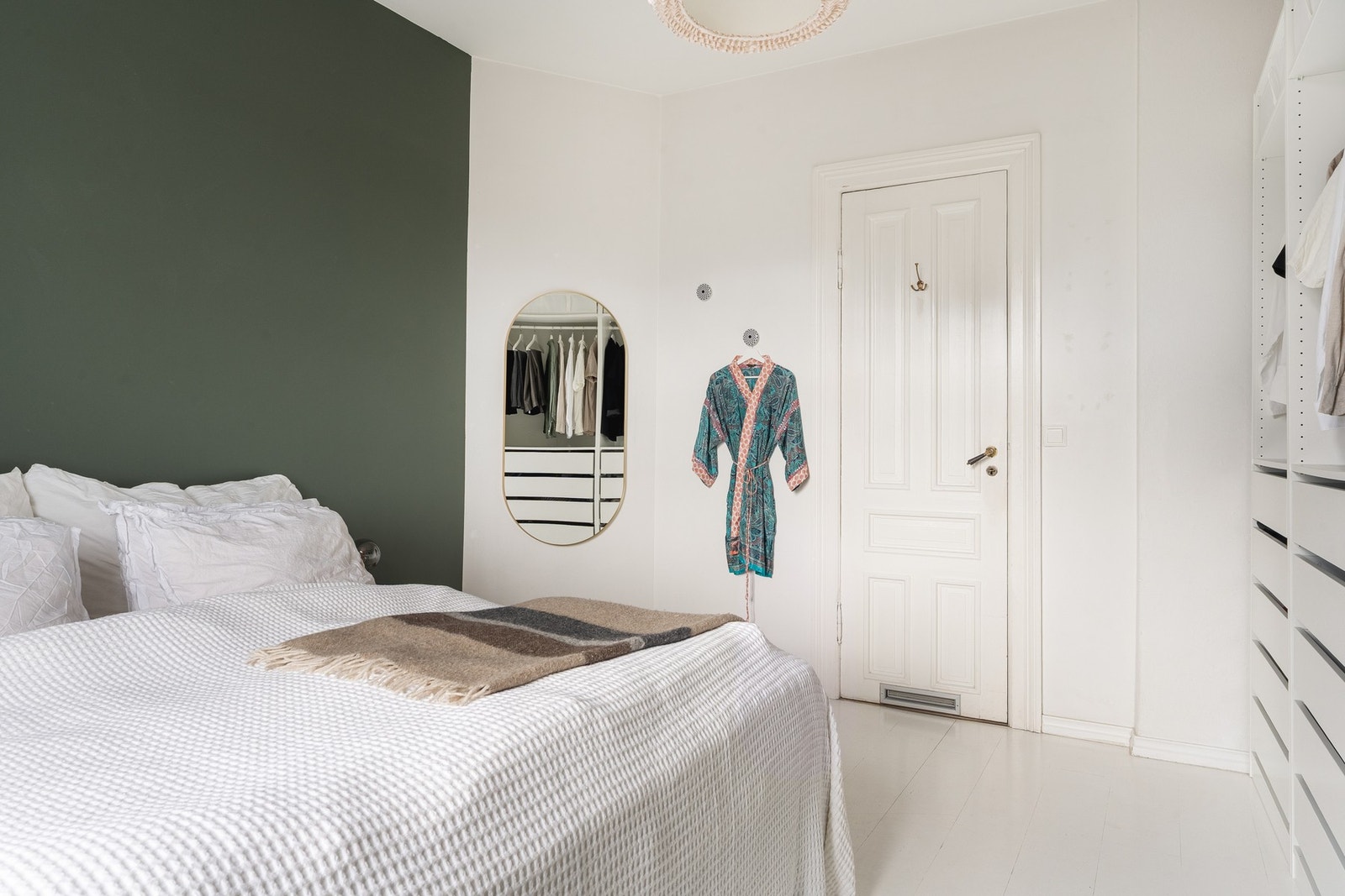 Her er det god plass til en stor seng med nattbord på hver side, samt oppbevaringsplass i en praktisk garderobe. Galleribilde
