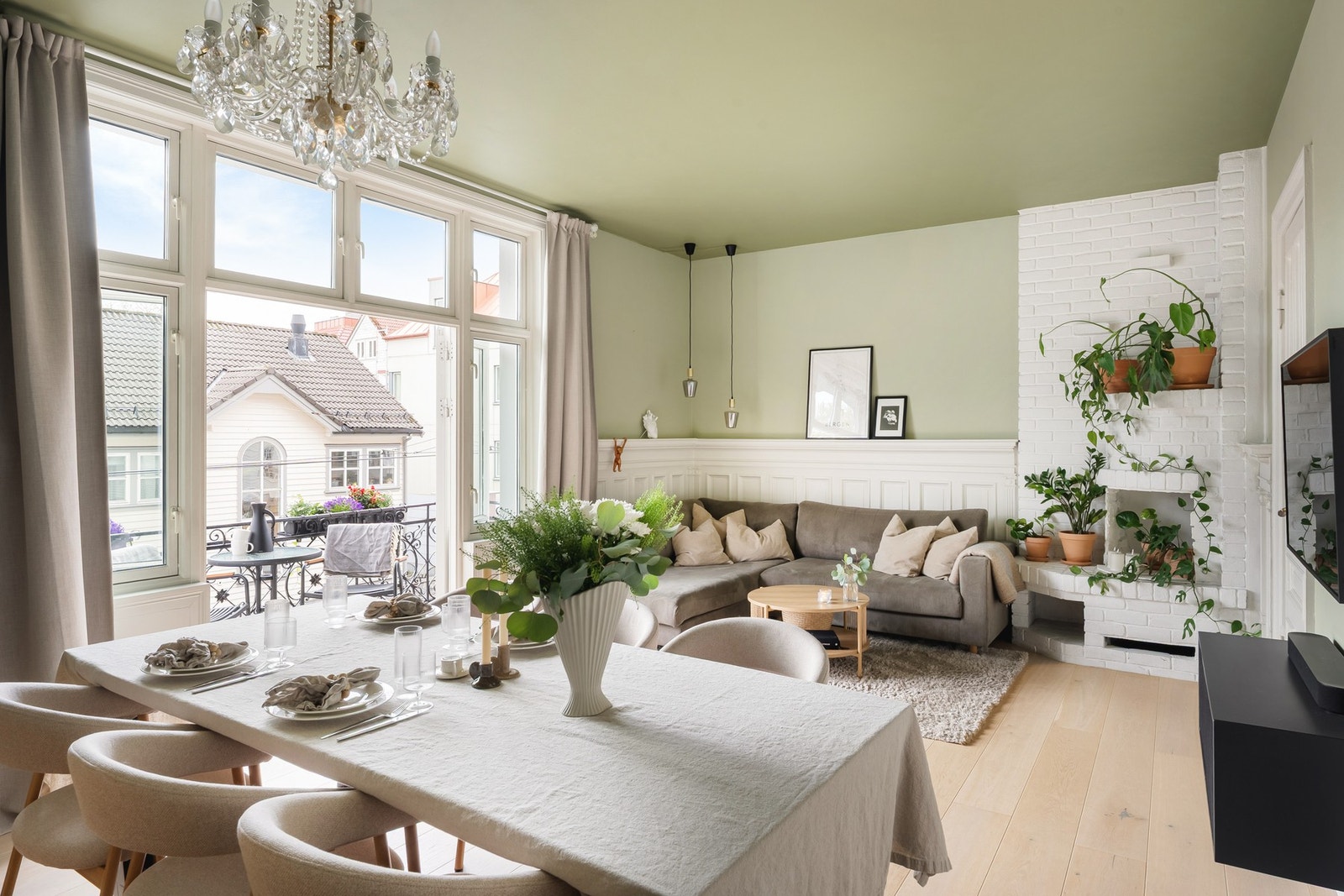 De store bygårdsvinduene som slipper inn godt med naturlig lys og skaper en god romfølelse. Galleribilde