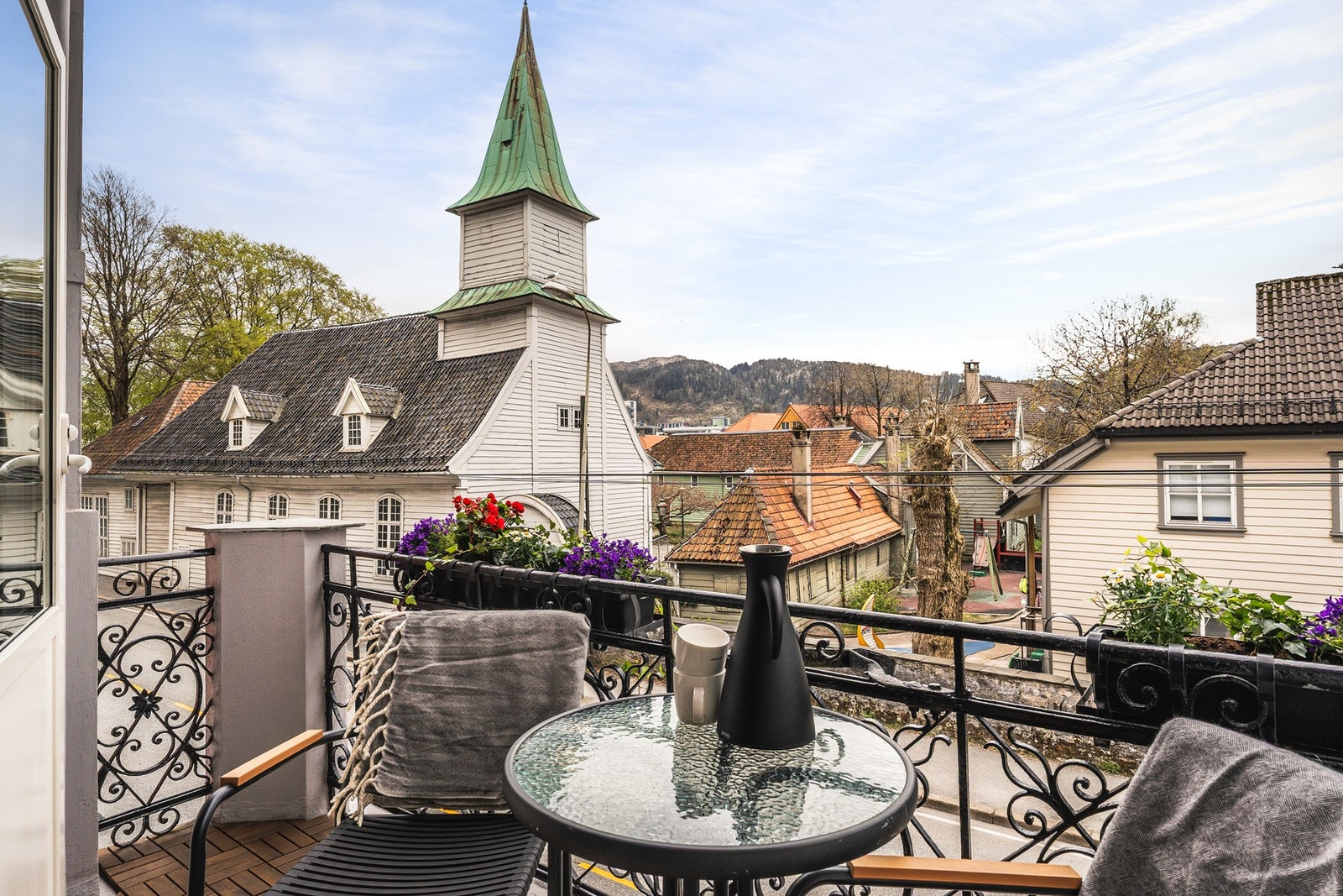 Dette er en lekker bygårdsdrøm i hjertet av Bergen sentrum med balkong og gode solforhold. Galleribilde
