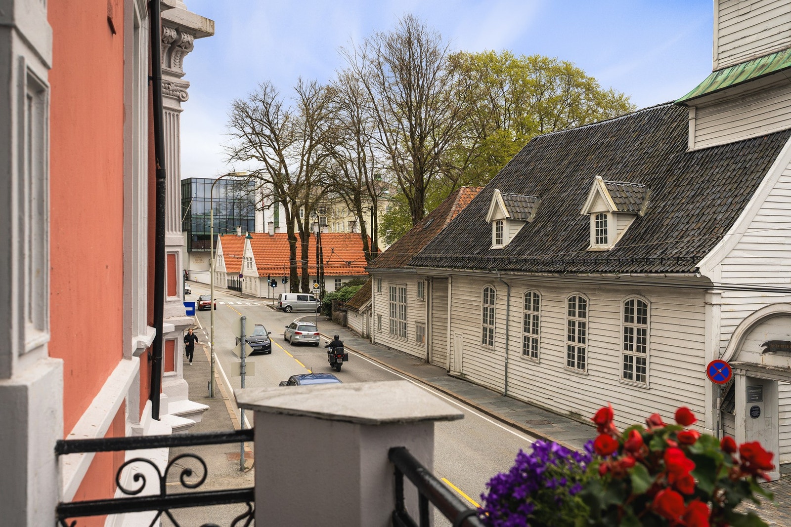 Balkongen måles til 4 kvm. og har plass til å møblere med en koselig sittegruppe, slik at fine dager kan nytes. Galleribilde
