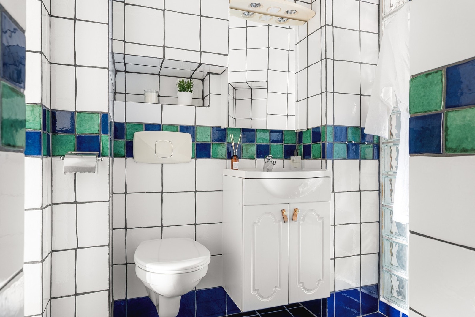 Badet måles til 3,1 kvm. og er helfliset med underliggende varmekabler. Galleribilde