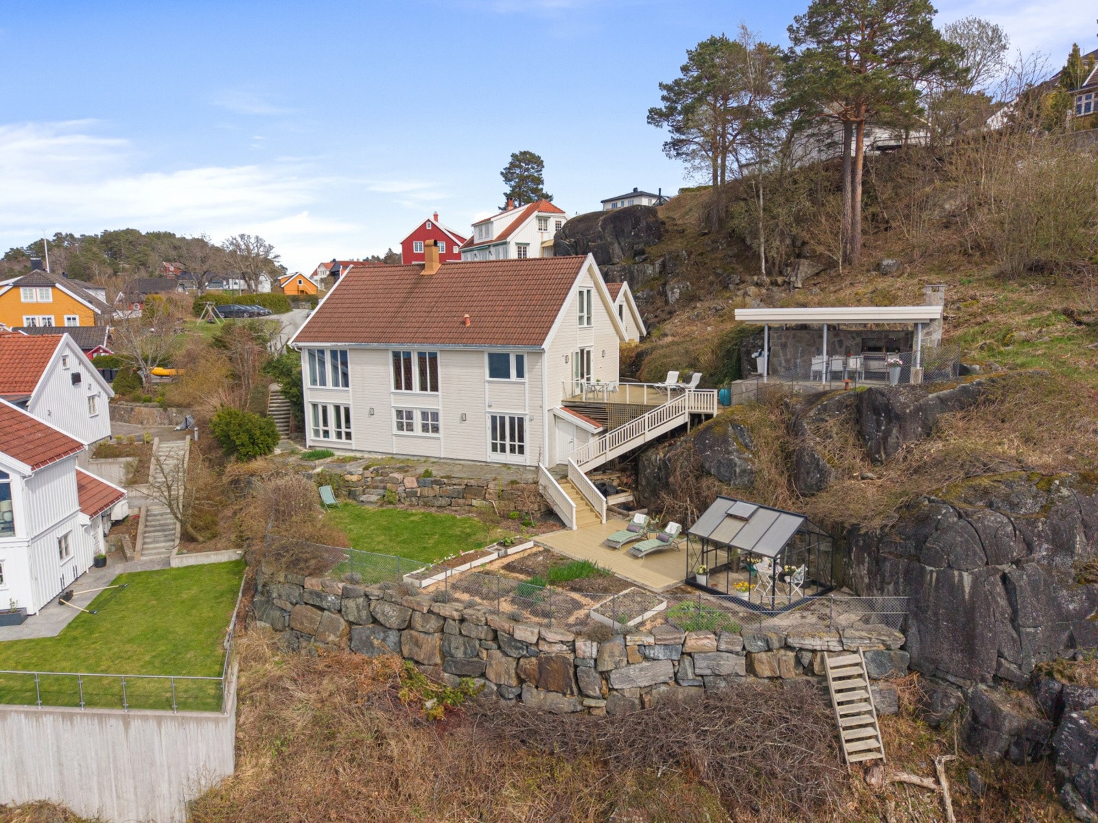 Arkitekttegnet eiendom med unikt uttrykk, hvor form, funksjon og beliggenhet er harmonisk tilpasset terrenget. Galleribilde