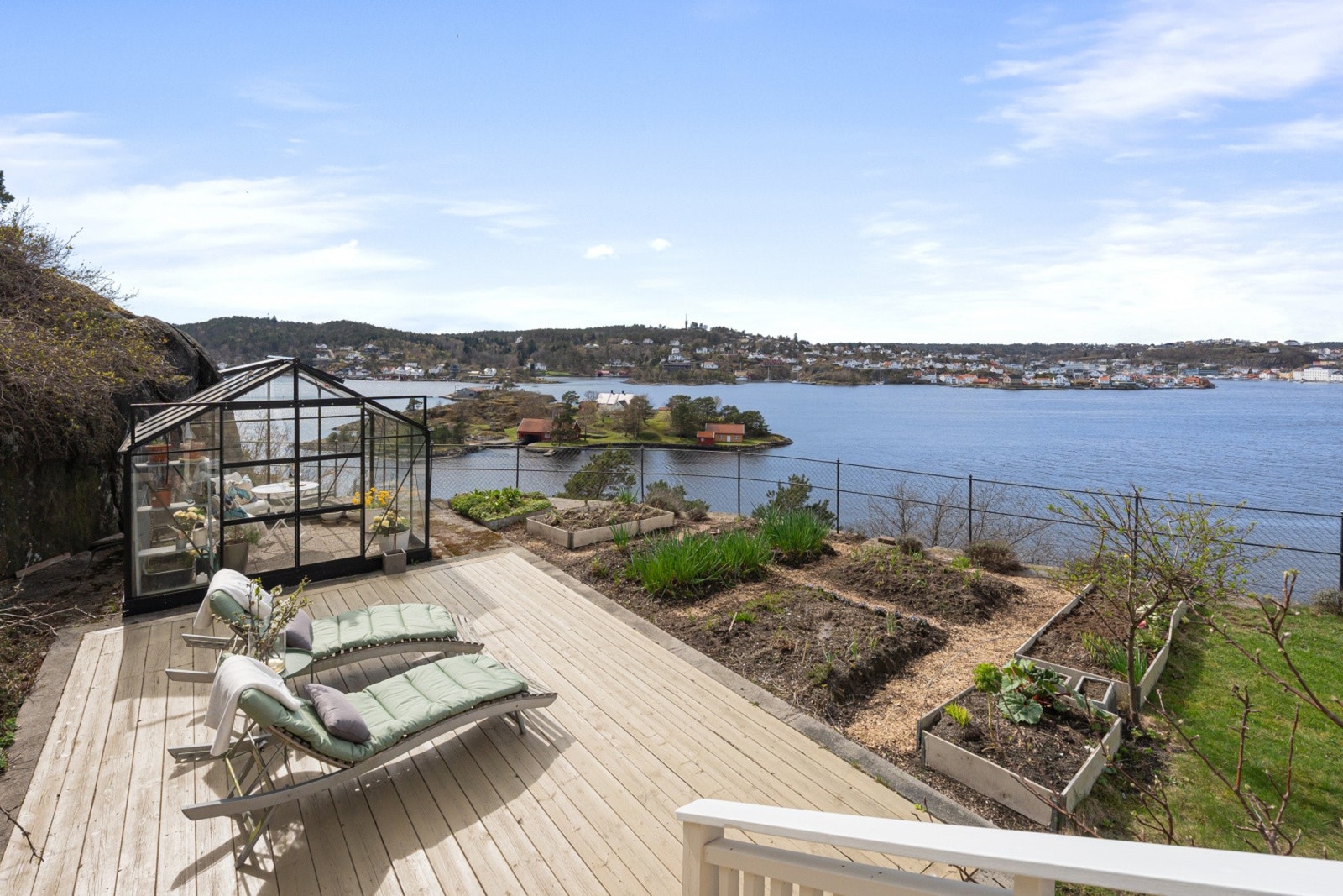 Eiendommen byr på et flott opparbeidet uteområde med flere soner for både avslapning og aktivitet. Terrassen gir god plass til utemøbler, og her kan du nyte den imponerende utsikten over sjøen i rolige omgivelser. Galleribilde