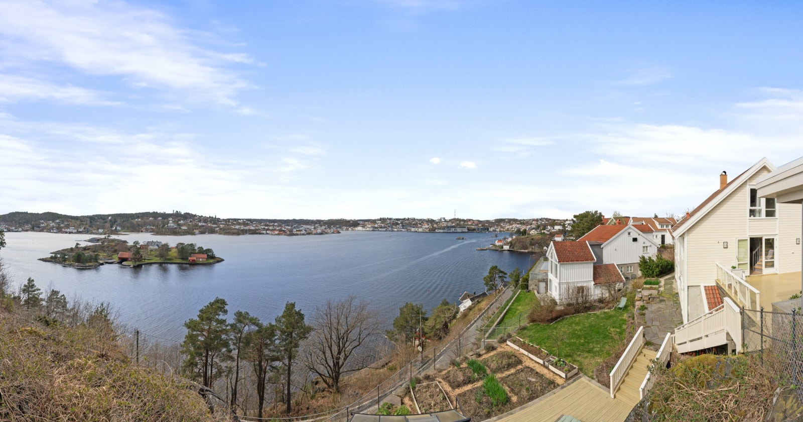 Eiendommen nyter en fantastisk beliggenhet med vidstrakt utsikt over sjøen og omkringliggende landskap. Her kan man følge årstidene og det skiftende lyset fra en unik utsiktspost. Galleribilde