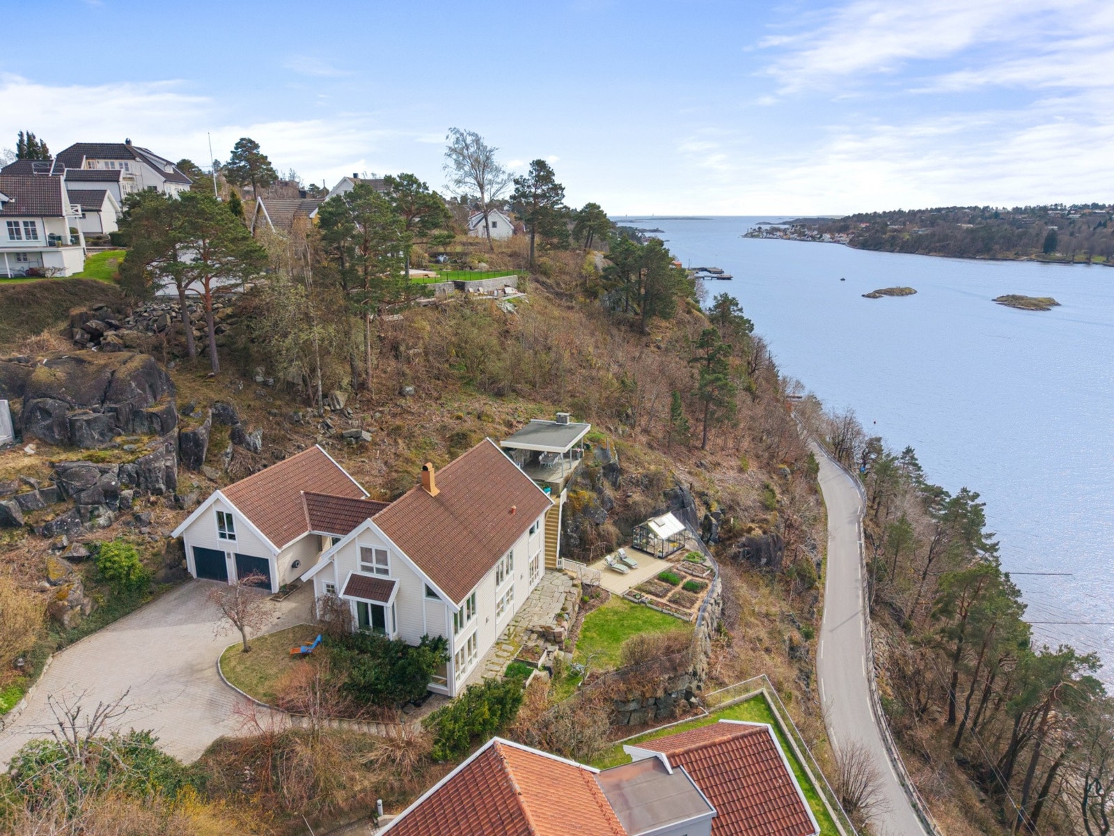 Den høye plasseringen i terrenget gir både flott utsikt og gode solforhold. Galleribilde