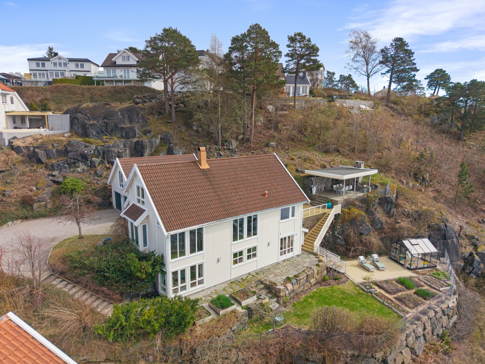 Boligen har en tiltalende og moderne fasade. Galleribilde