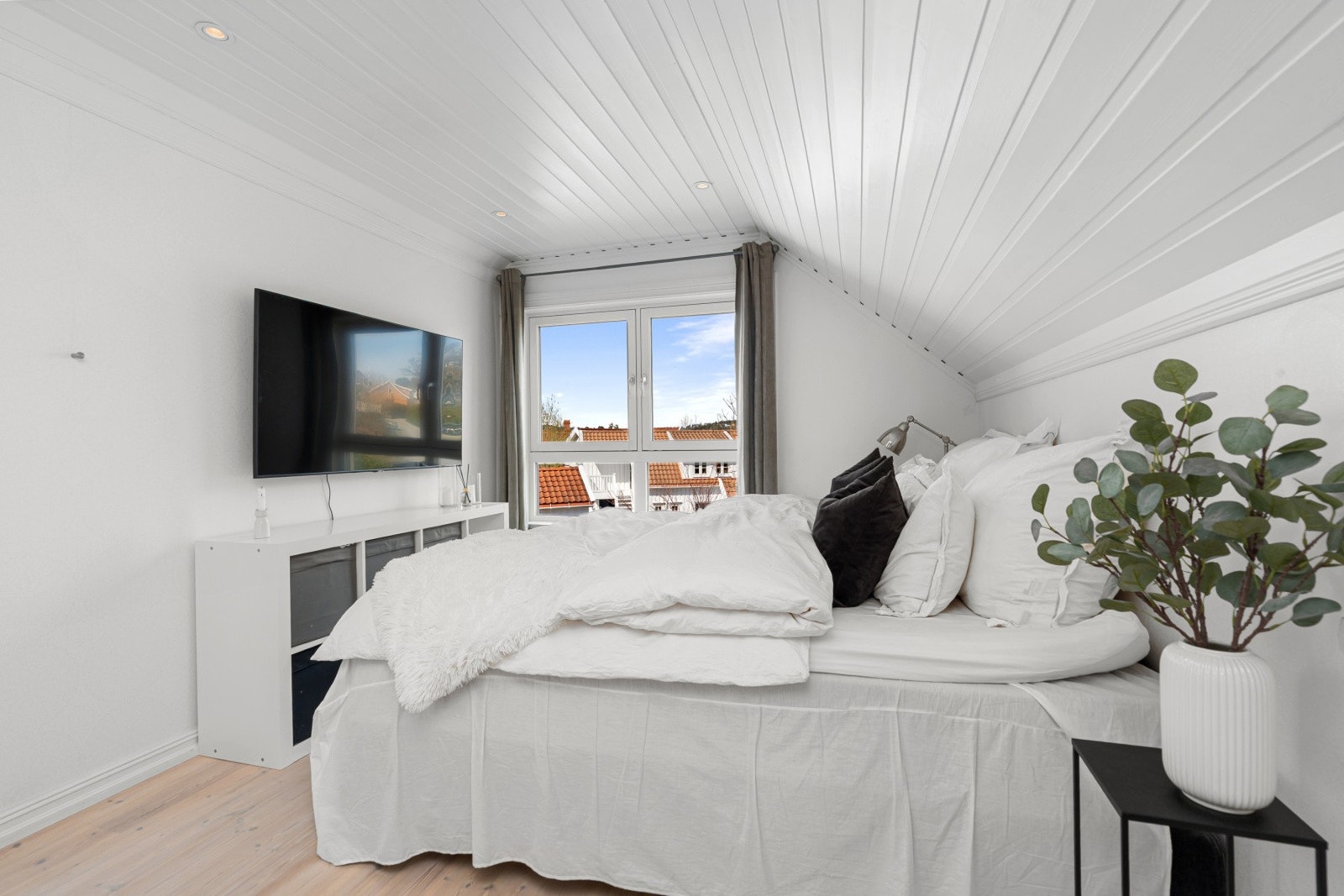 Skråtaket gir rommet karakter og en lun følelse, samtidig som planløsningen gir god plass til seng og møblement. Galleribilde