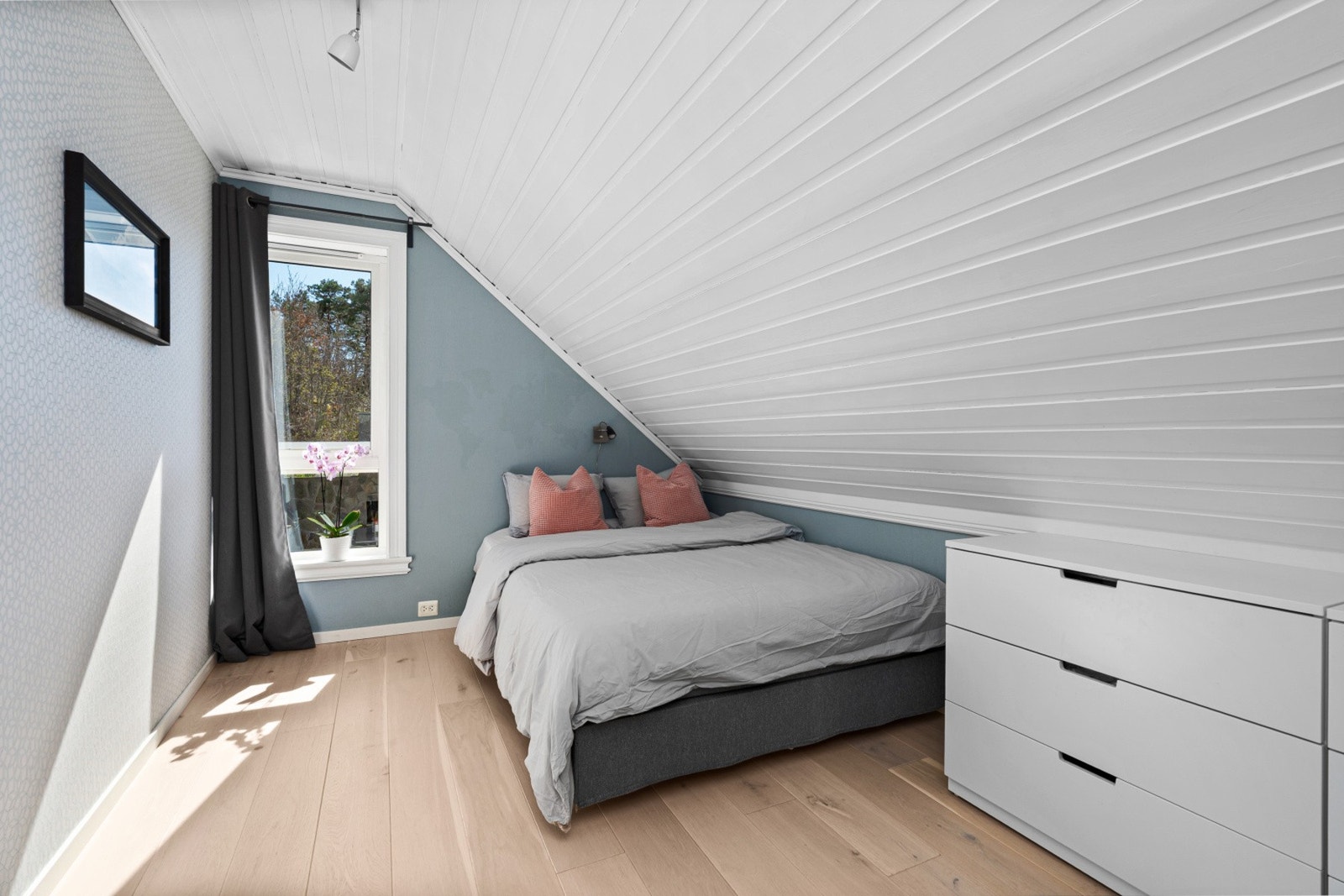 Rommet var opprinnelig loft, men ble innredet som et soverom. Rommet er ikke bruksendret til varig opphold. Galleribilde
