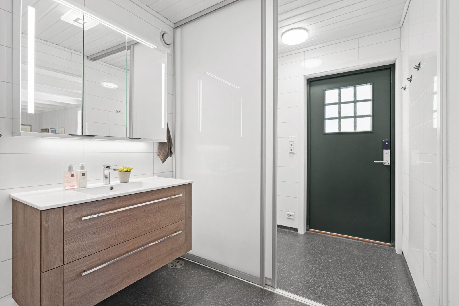 Badet har praktisk, separat inngang via vaskerom - ideelt i hverdagen for håndtering av yttertøy, våte klær og utstyr Galleribilde