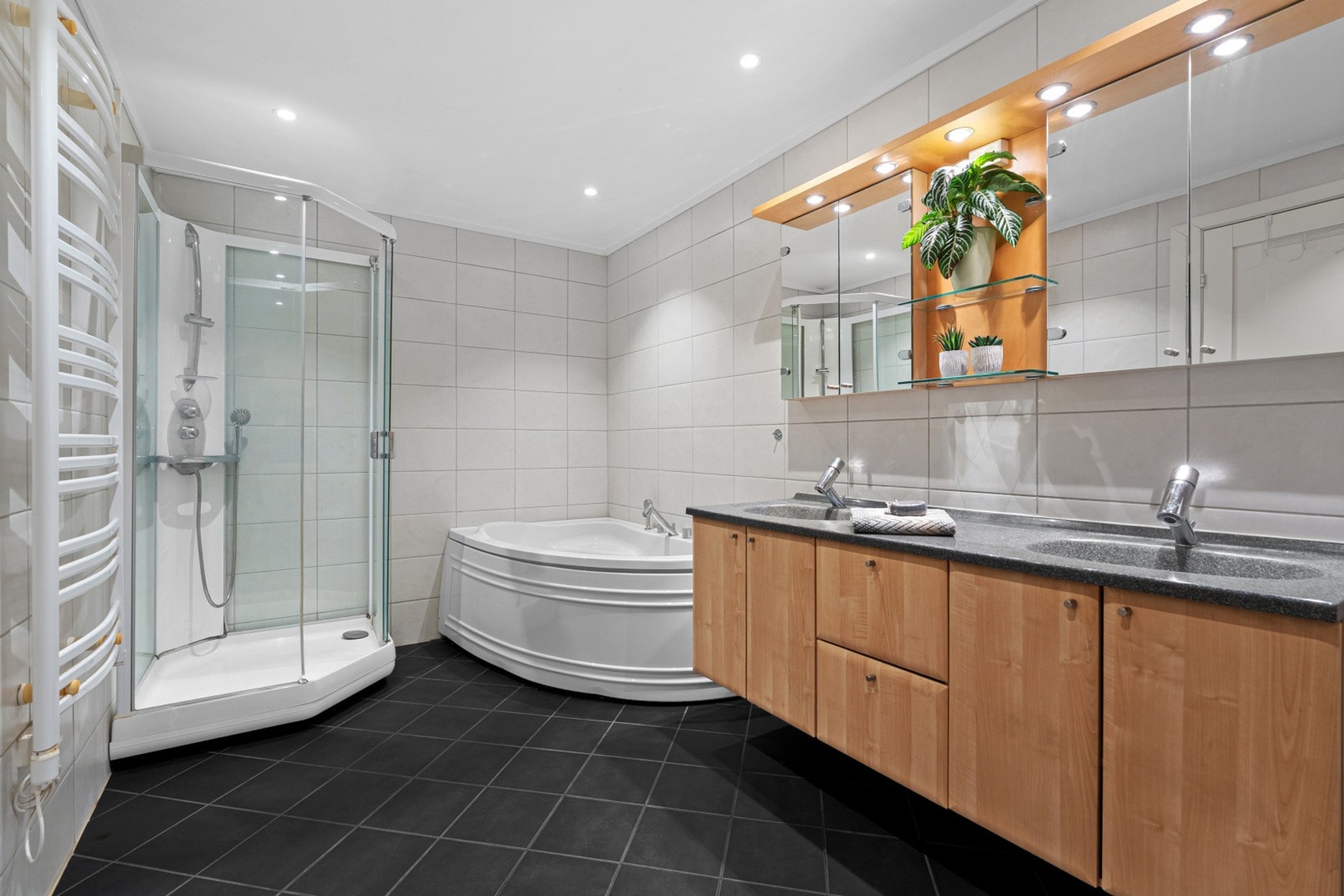 Badet har både separat dusjløsning og badekar - perfekt for både raske hverdager og avslappende stunder. Galleribilde