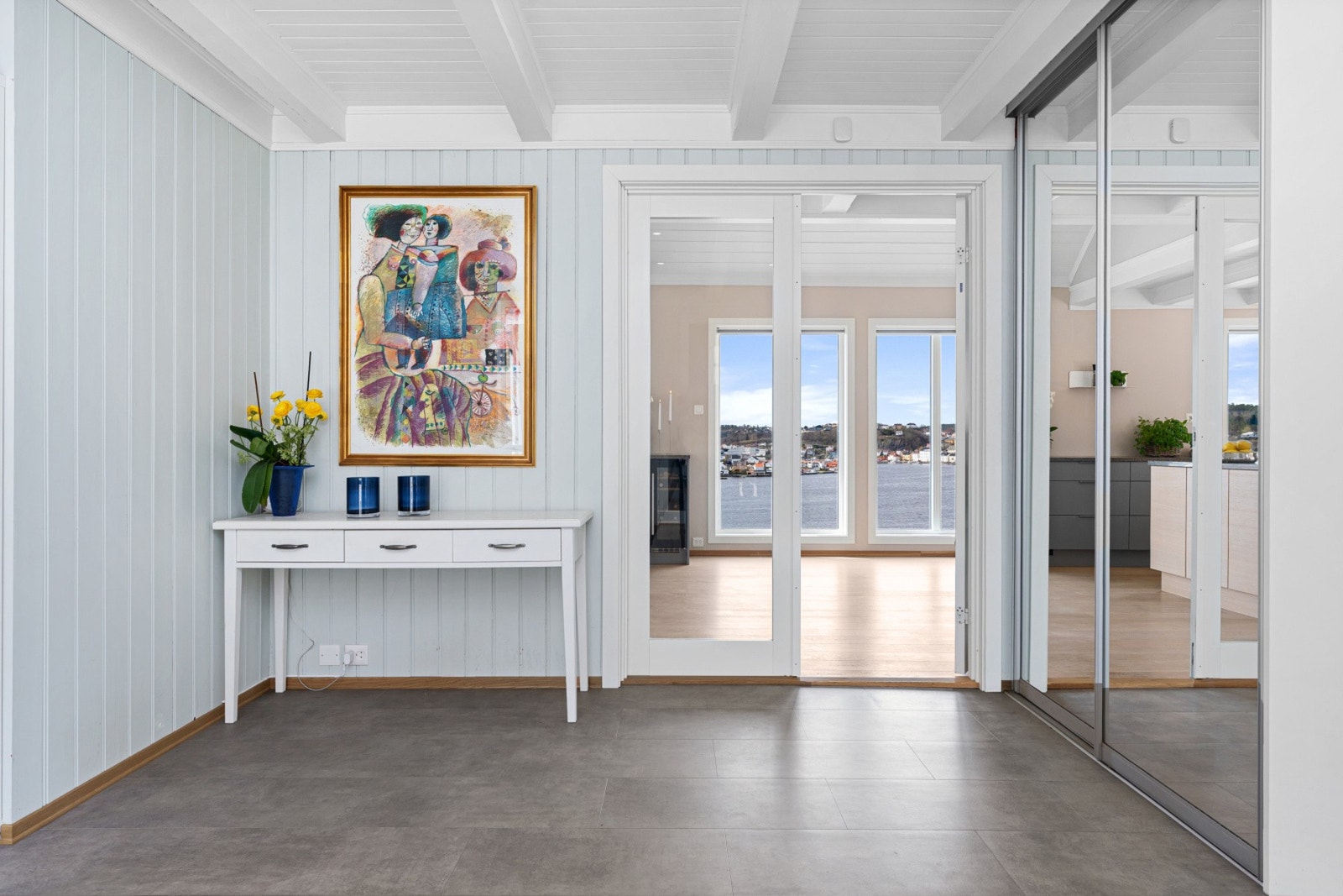 Boligen ønsker deg velkommen med en romslig og lys entré/hall som gir et svært godt førsteinntrykk. Her er det god plass til oppbevaring, blant annet med praktisk garderobeløsning med skyvedører.
Fra entréen får man en fin flyt videre inn i boligen, hvor Galleribilde