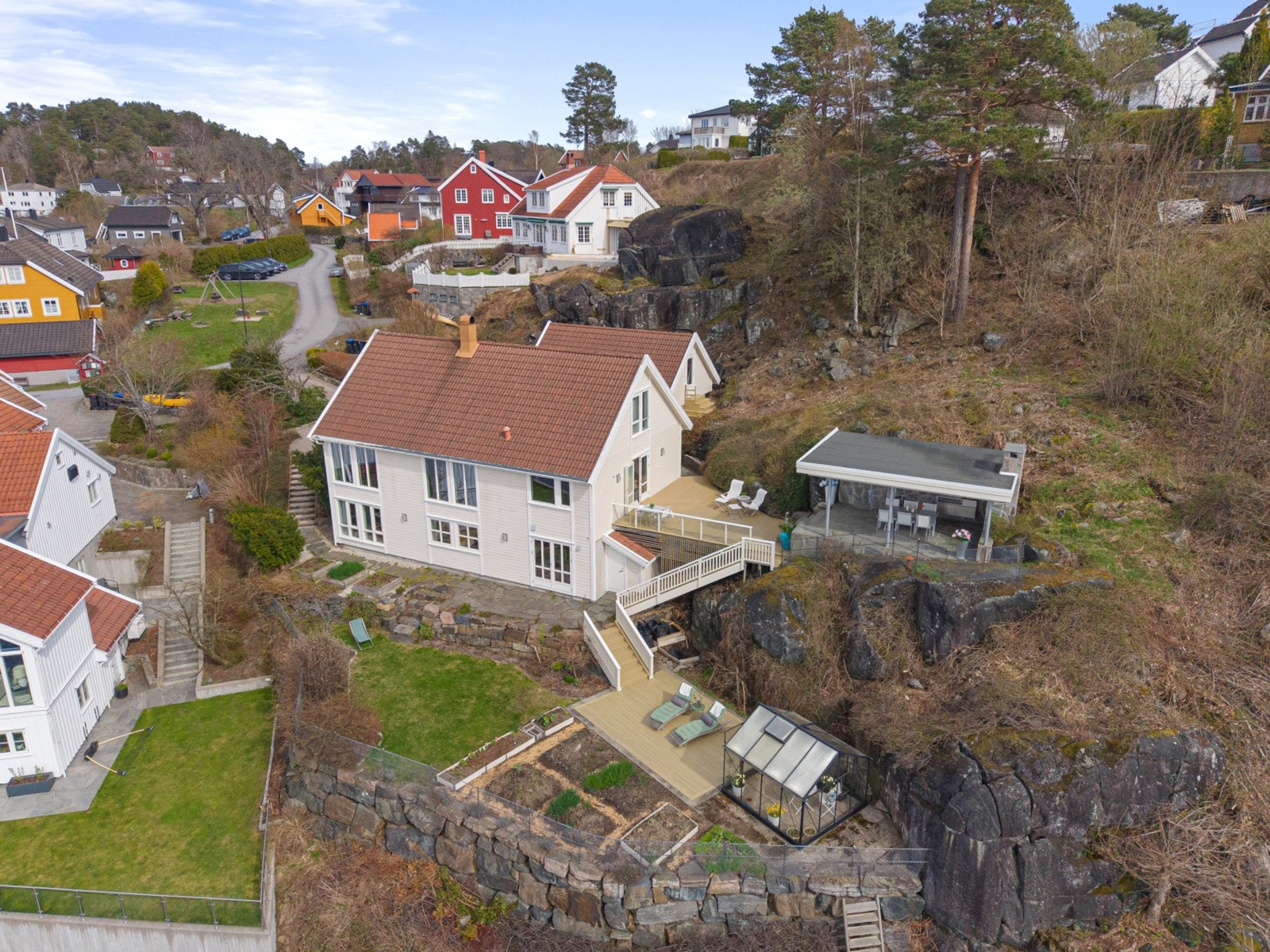 Tomten er på 1,6 mål og boligen ligger pent til i terrenget og fremstår som en innholdsrik og attraktiv eiendom. Tomten er opparbeidet med flere hyggelige uteplasser som gir gode muligheter for både avslapning og sosiale sammenkomster. Galleribilde