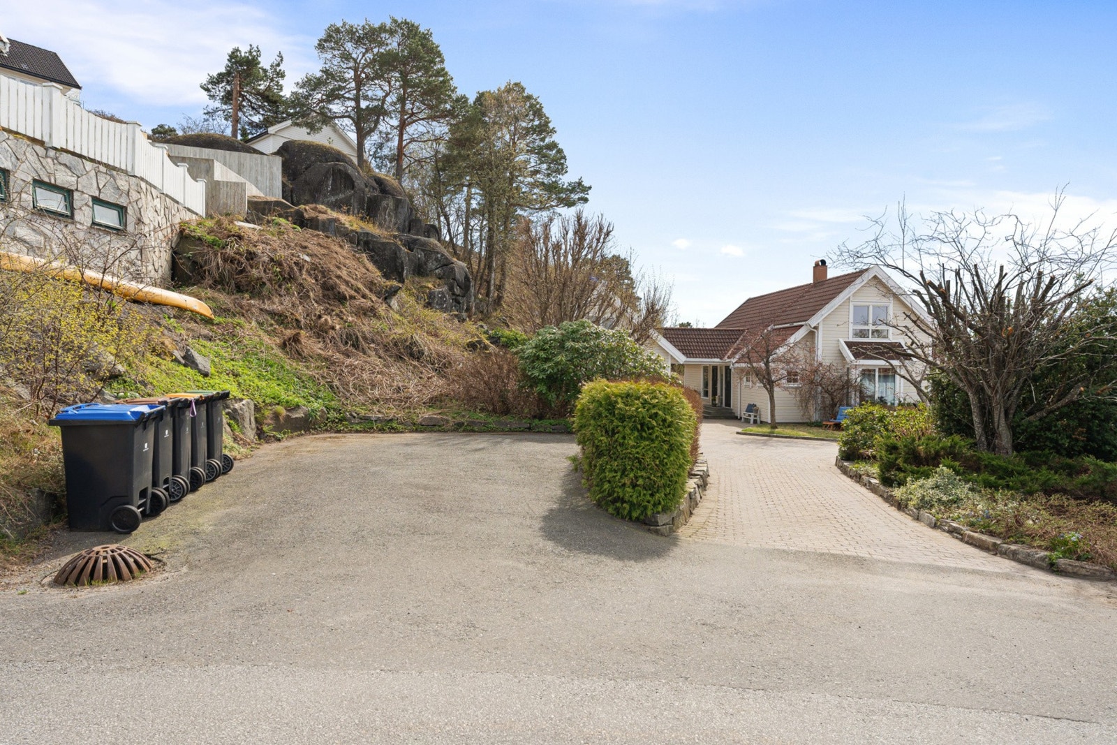 Det er også etablert en parkeringsplass for gjester ved innkjørselen. Galleribilde