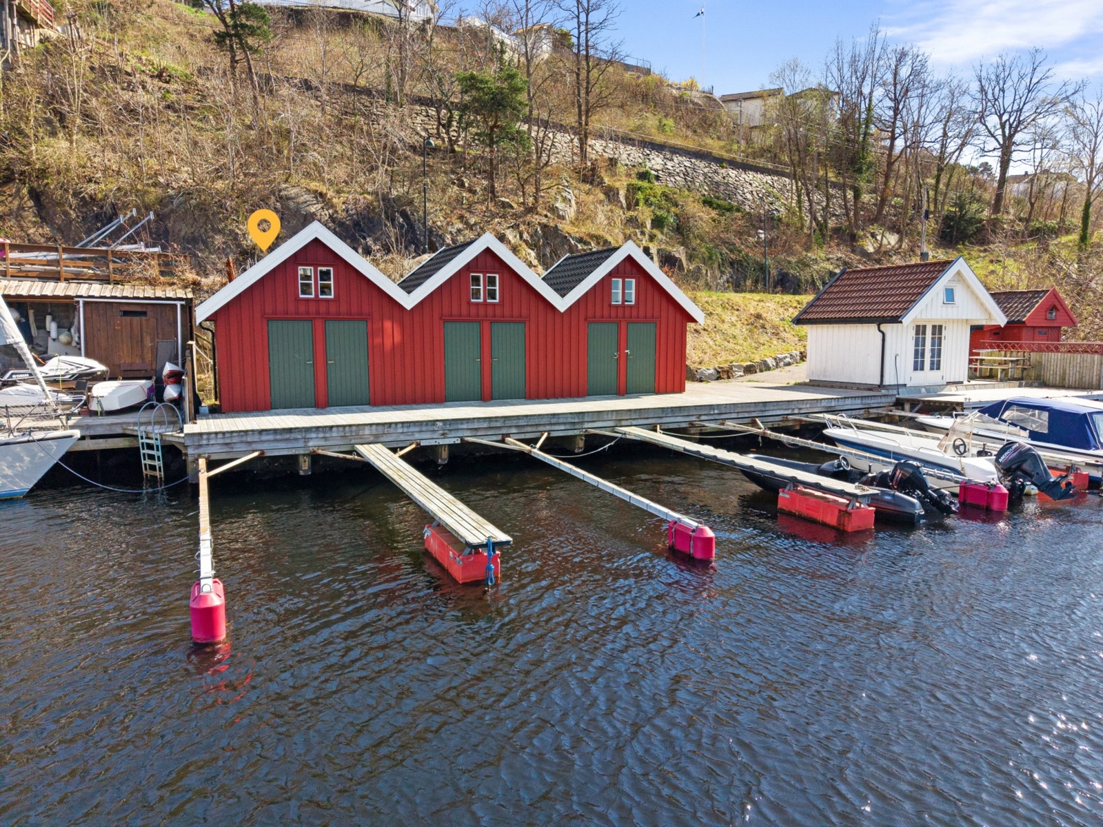 Det er mulighet for kjøp av privat sjøbod med båtplass i Timberstrand. Galleribilde