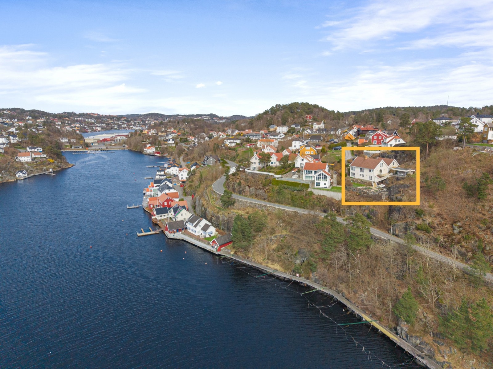 Velkommen til en sjelden perle med enestående beliggenhet. Eiendommen byr på en fantastisk, uhindret sjøutsikt og svært gode solforhold fra morgen til kveld. Galleribilde