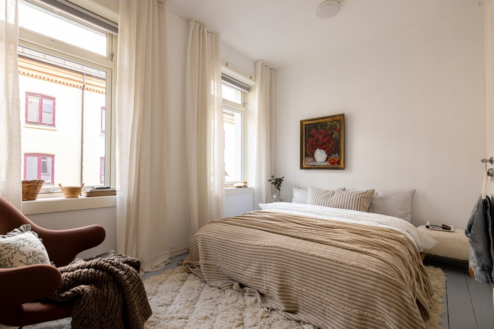Lyst og stort hovedsoverom med god plass til dobbeltseng, nattbord og skap Galleribilde