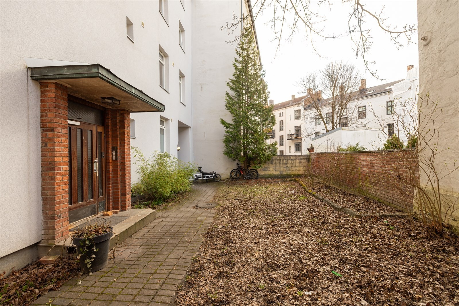 Inngangsparti fra lukket bakhage Galleribilde