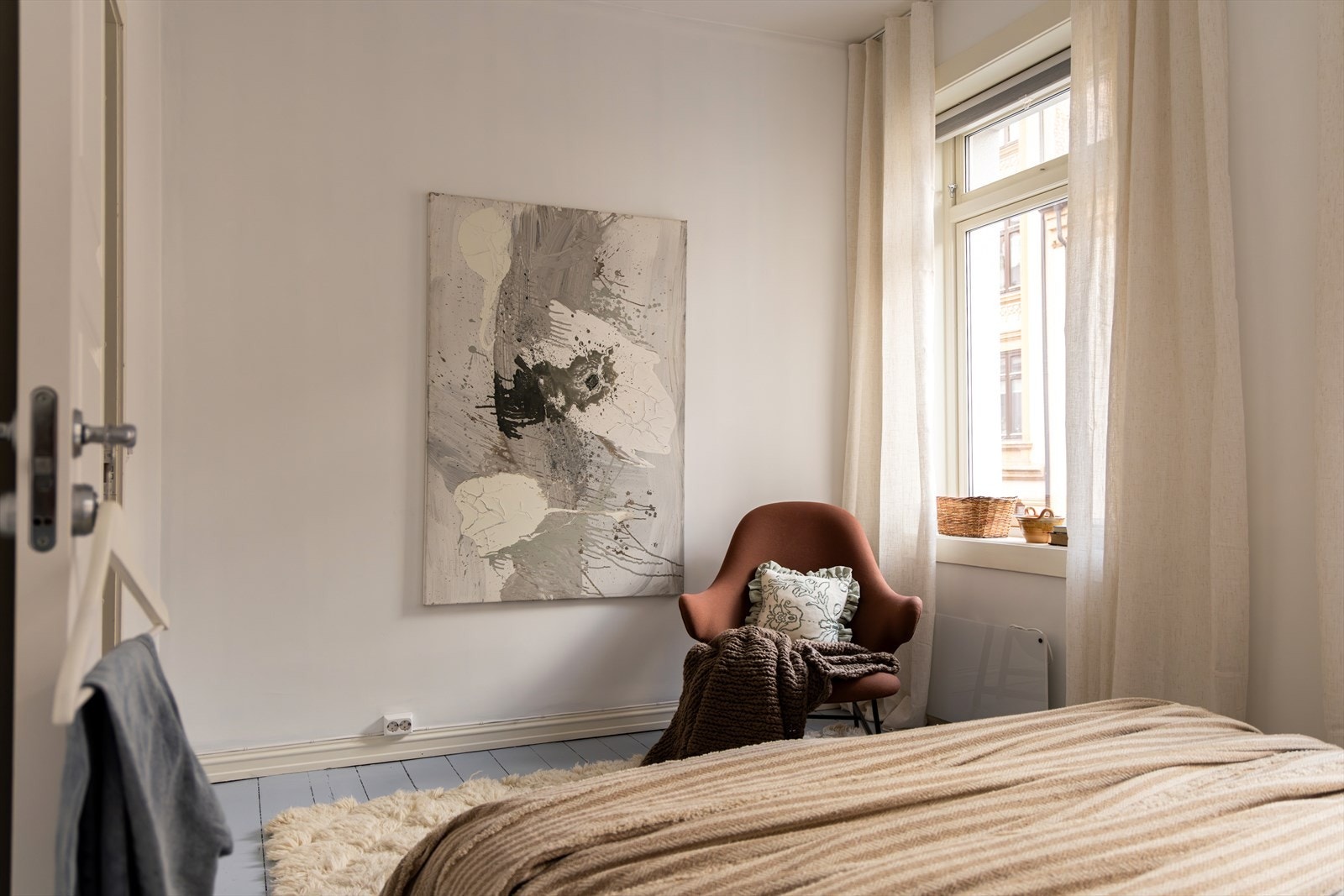 De dype vinduskarmene byr på ekstra rom for lagring/dekor Galleribilde