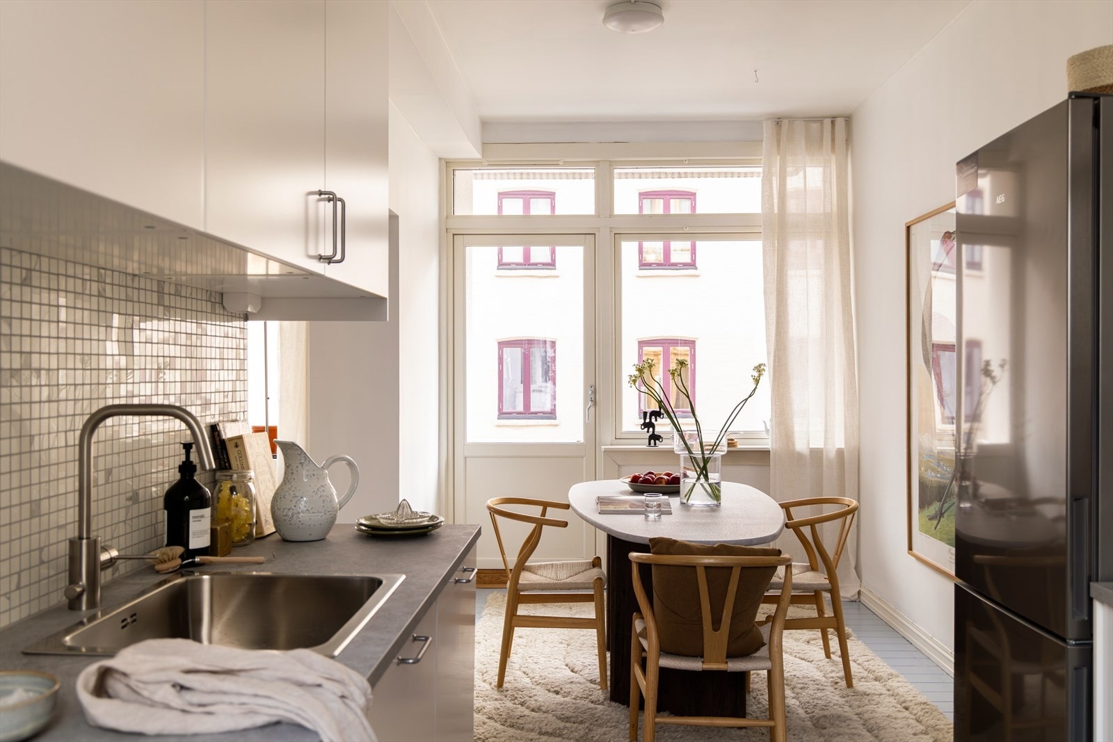 Kjøkken og spisestue ligger praktisk til fra stuen med trivelig spiseplass Galleribilde