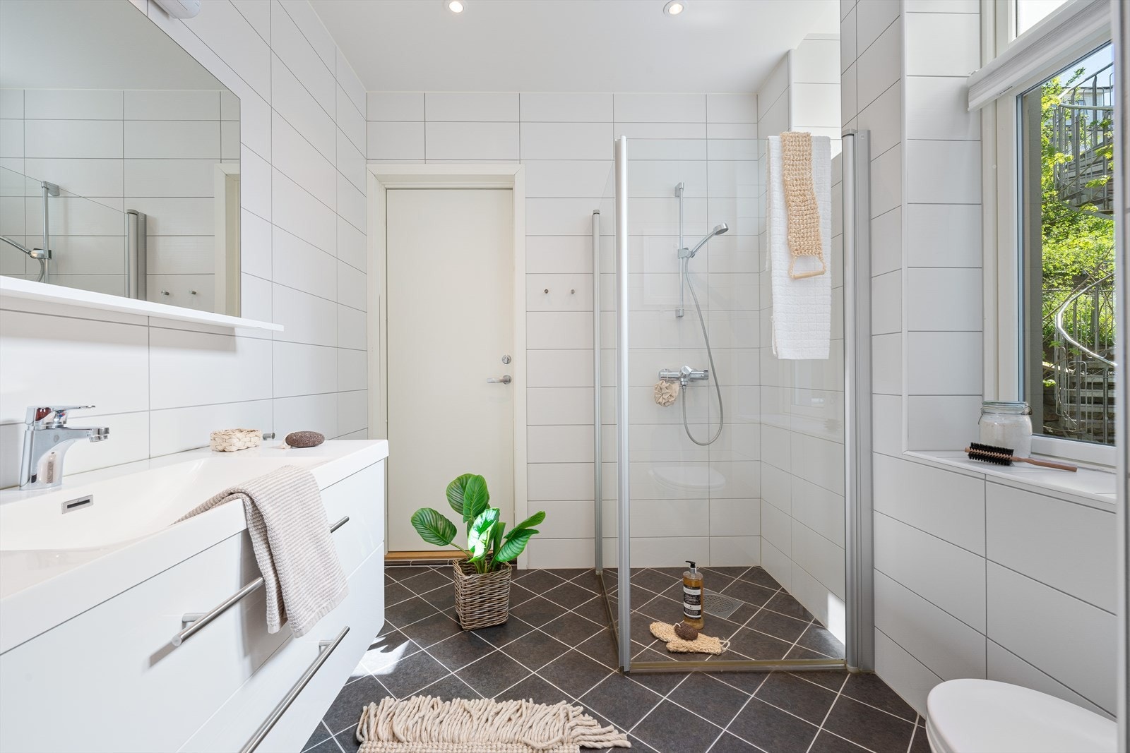 - Lyse materialvalg, downlights i himling og store vindusflater gir godt med lys i rommet - Galleribilde