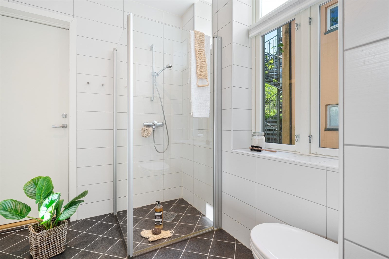 - Badet måler 4,5m² og oppleves romslig, spesielt med dusjdørene som kan vendes inn mot vegg når de ikke er i bruk - Galleribilde