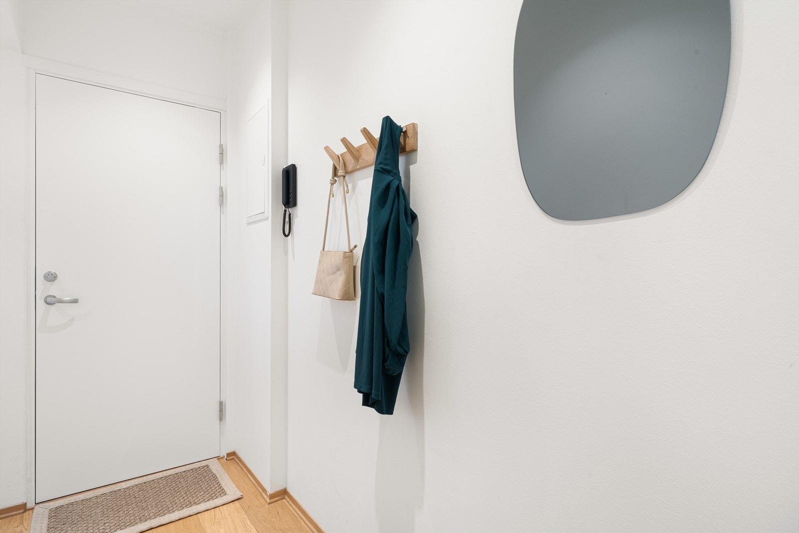 - Leiligheten disponerer tre eksterne boder på totalt 5 m² - gull for ekstra oppbevaring! - Galleribilde