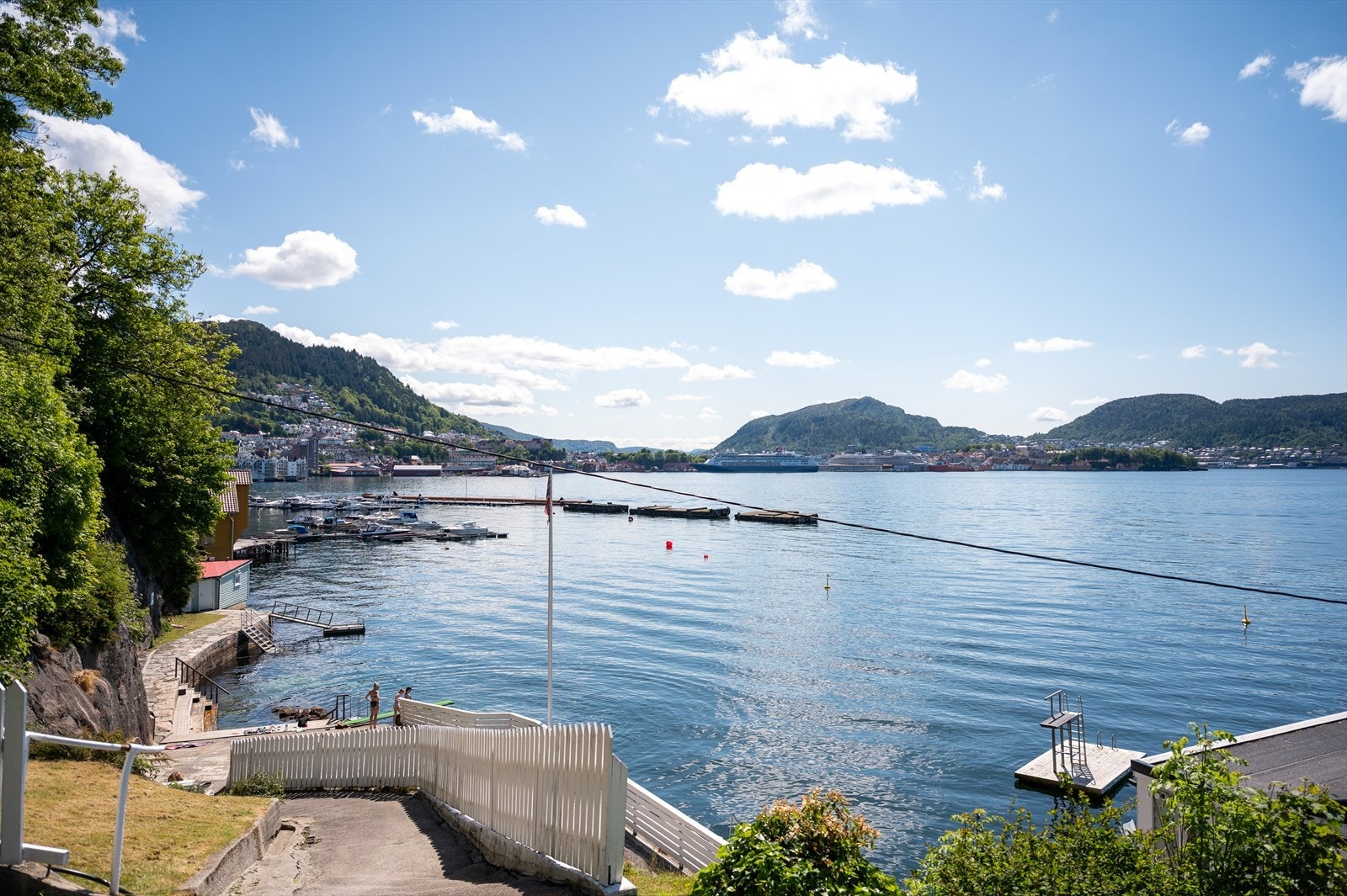 - Kort vei til Sandviken Sjøbad med brygge, badestrand, stupebrett, stupetårn m.m. - Galleribilde