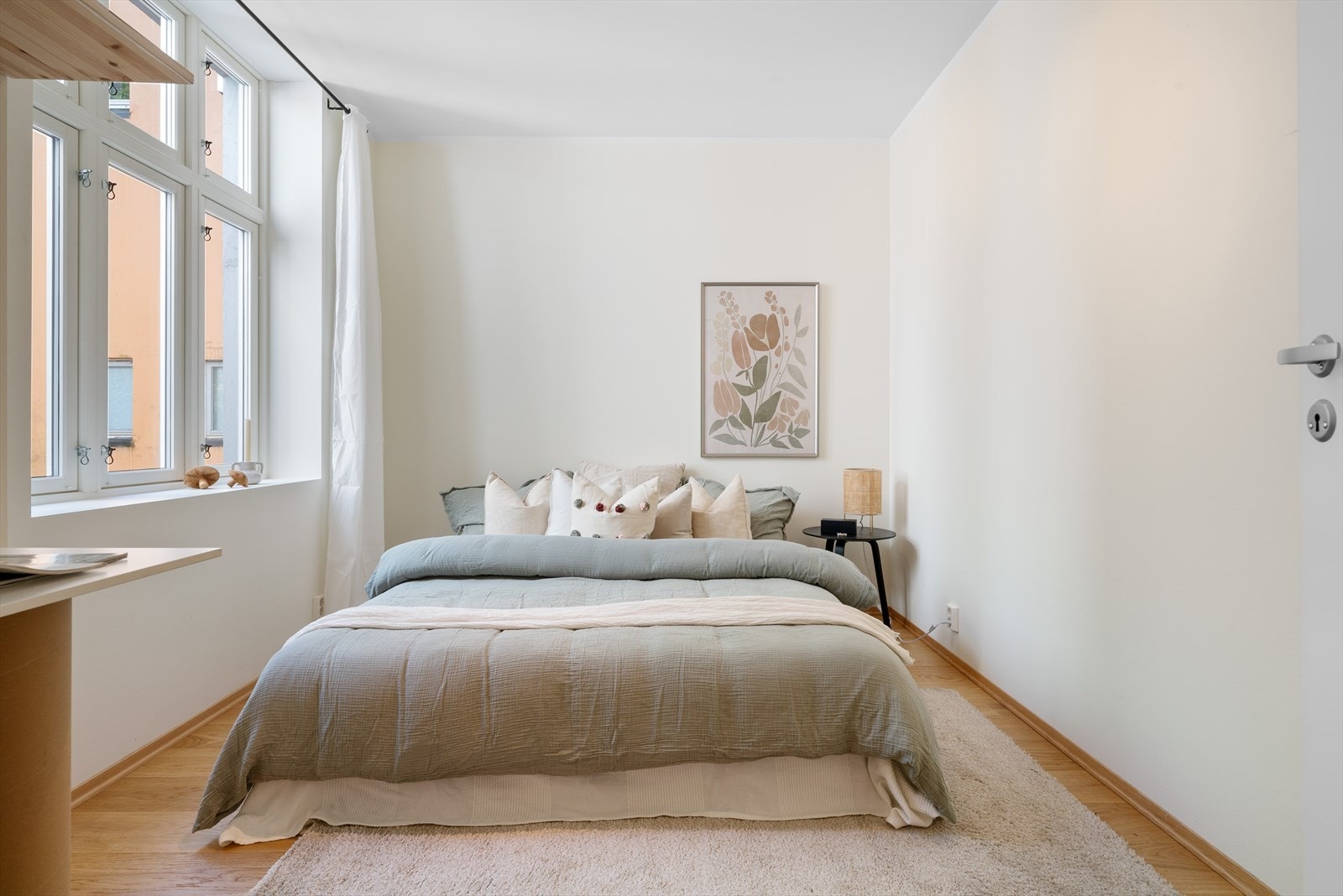 - Et romslig soverom som måler 9,6 m² - Galleribilde