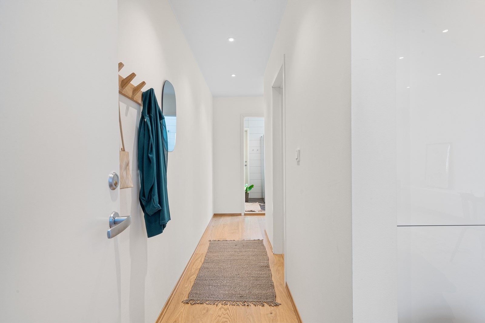 - Entré/gang på 6,7 m² som gir et godt førsteinntrykk av leiligheten - Galleribilde