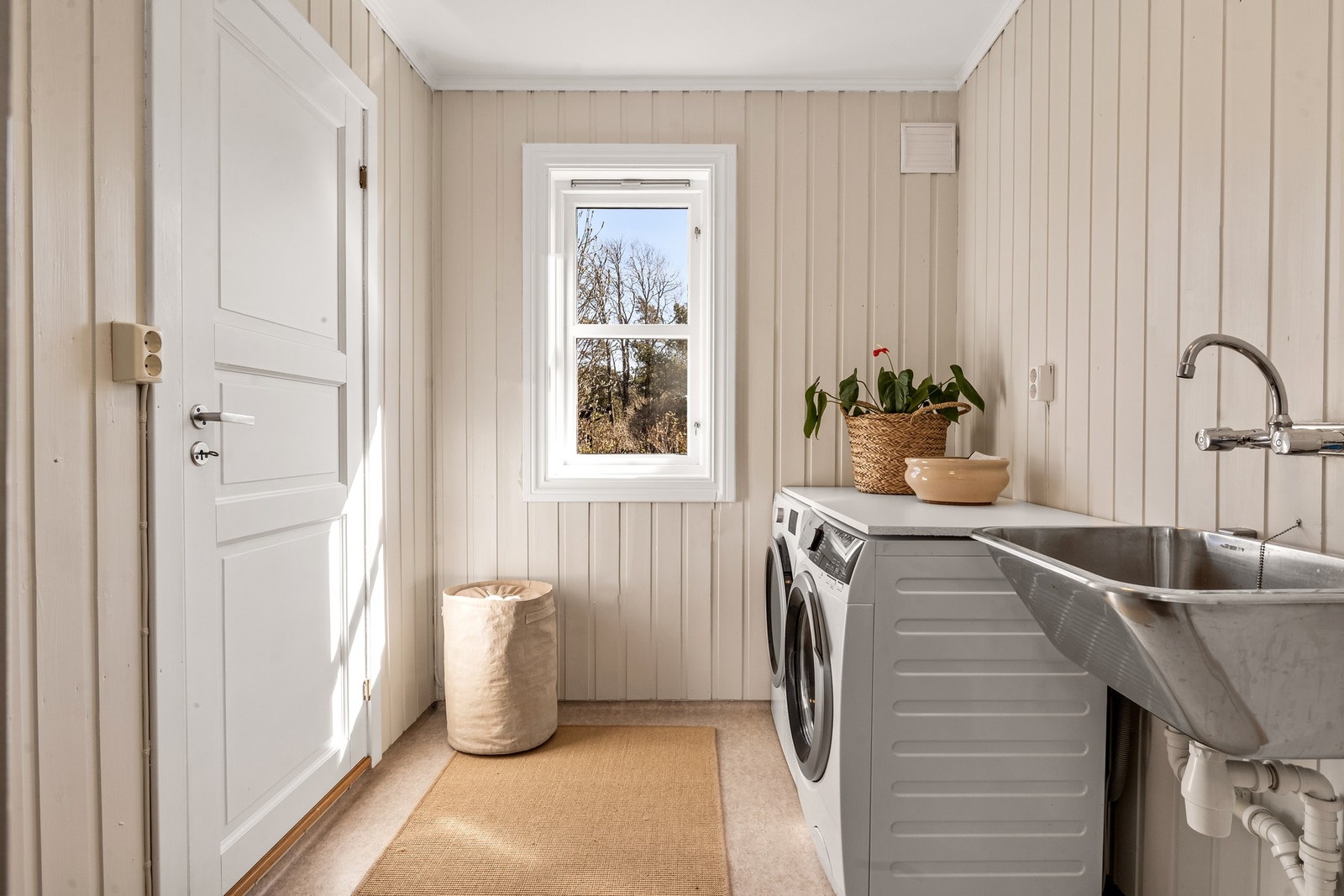 Vaskerom med kort vei til egen utgang bak huset. Galleribilde