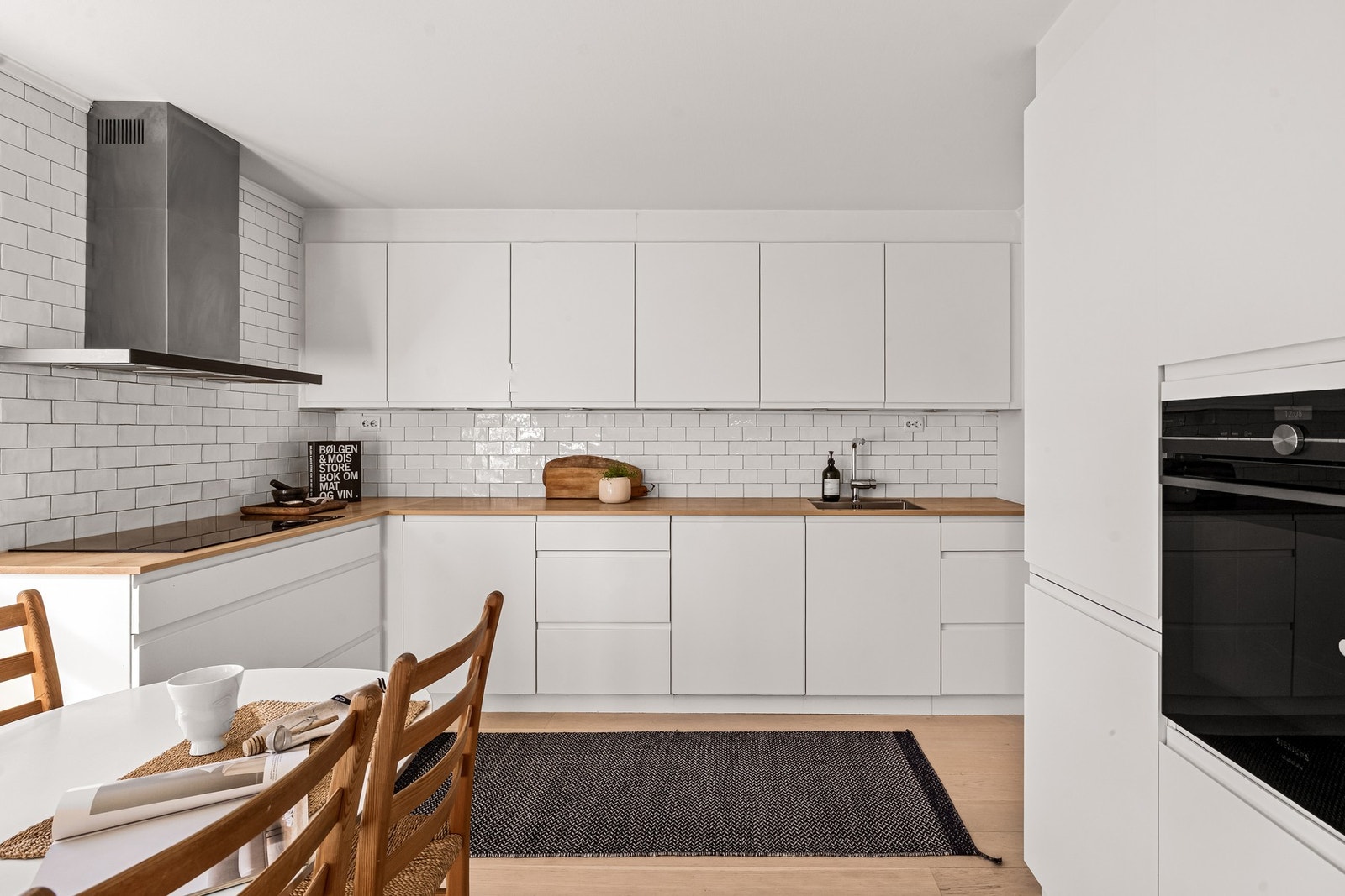 Kjøkkenet er pent, moderne og tidløst. Galleribilde
