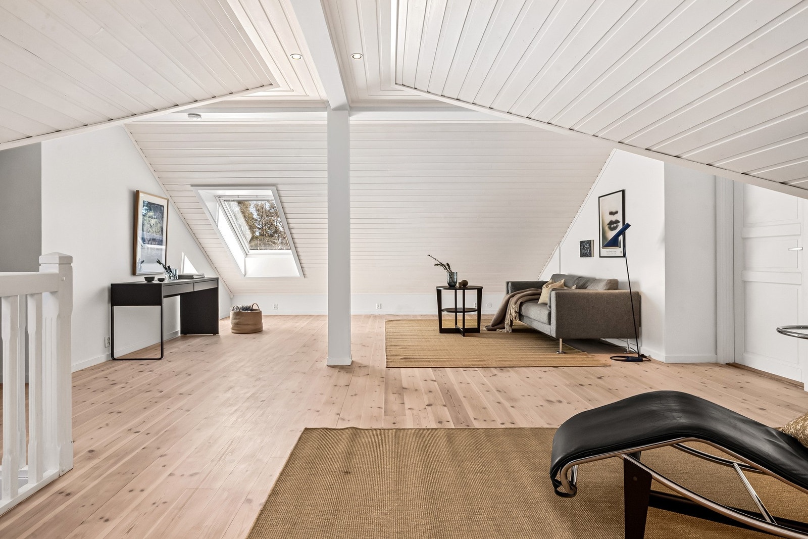 Andre etasje har en fin og stor loftstue som kan brukes til det man har behov for. Galleribilde