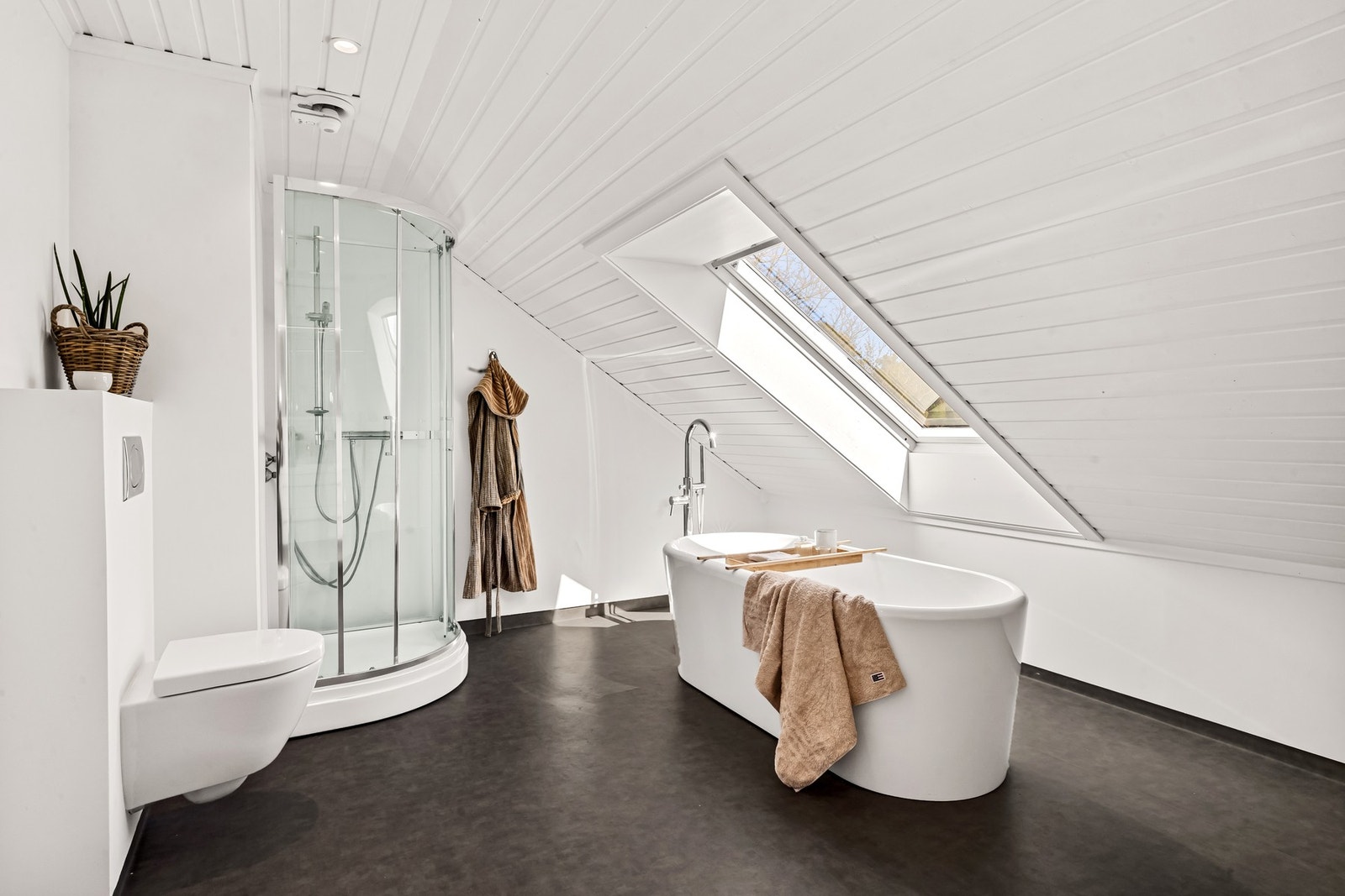 Badet har frittstående badekar. Over badekaret er det takvindu som gir utsikt til natur eller stjernehimmel på kveldstid. Galleribilde