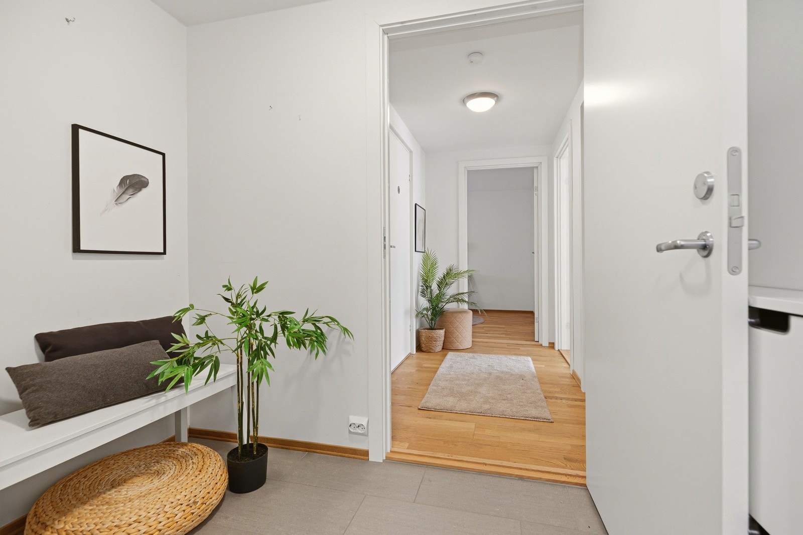 Inngangsparti med fliser på gulv Galleribilde